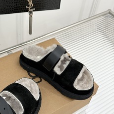 UGG 26WF新品复古 厚底一字带扣毛拖 复古厚底毛拖惊艳登场 一字带扣诠释复古调性 皮毛一体软乎乎超暖 厚底悄悄拔高 UGG 26WF新品复古 厚底一字带扣毛拖 复古厚底毛拖惊艳登场 一字带扣诠释复古调性 皮毛一体软乎乎超暖 厚底悄悄拔高