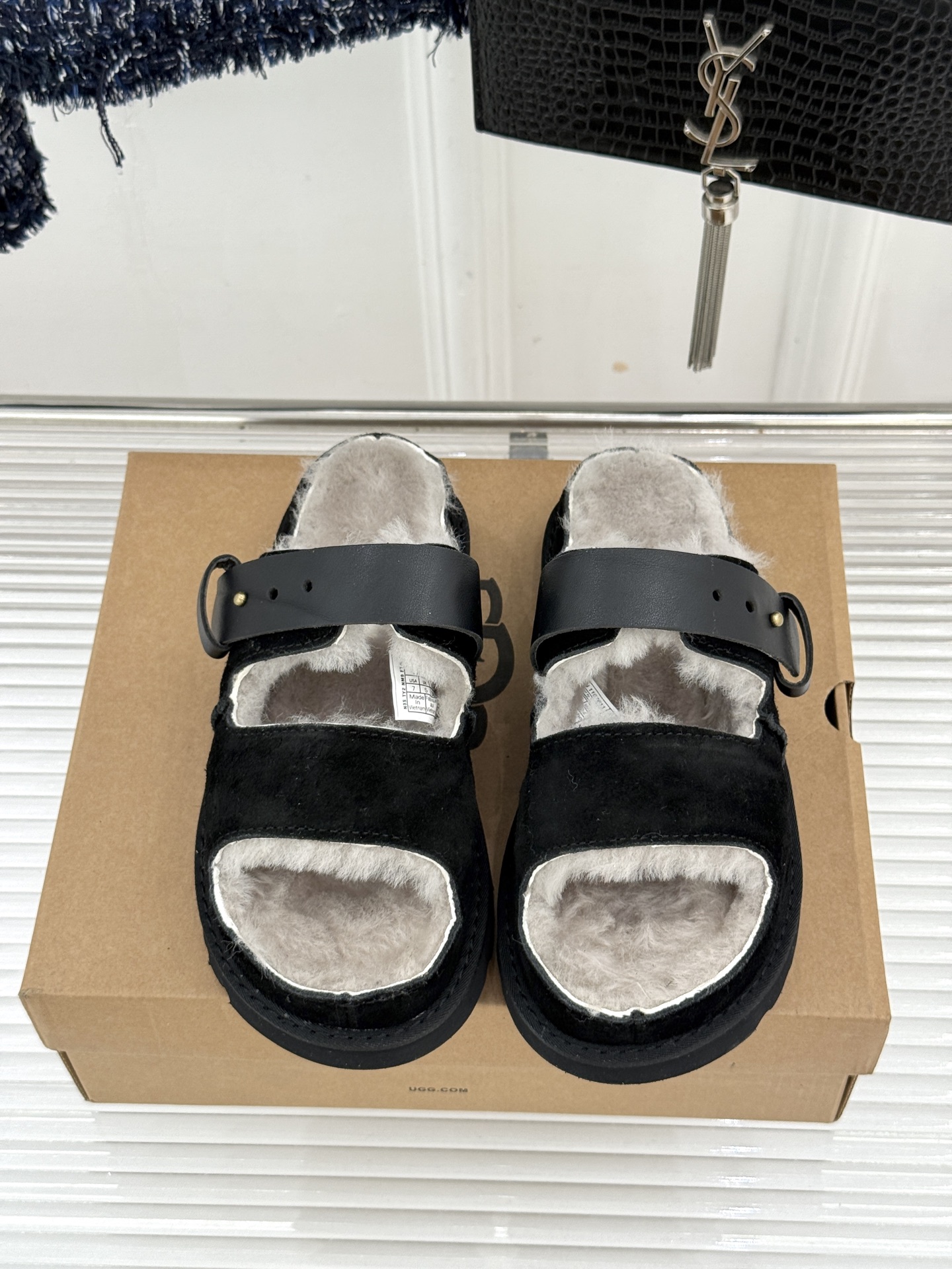 UGG 26WF新品复古 厚底一字带扣毛拖 复古厚底毛拖惊艳登场 一字带扣诠释复古调性 皮毛一体软乎乎超暖 厚底悄悄拔高 UGG 26WF新品复古 厚底一字带扣毛拖 复古厚底毛拖惊艳登场 一字带扣诠释复古调性 皮毛一体软乎乎超暖 厚底悄悄拔高