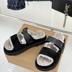 UGG 26WF新品复古 厚底一字带扣毛拖 复古厚底毛拖惊艳登场 一字带扣诠释复古调性 皮毛一体软乎乎超暖 厚底悄悄拔高 UGG 26WF新品复古 厚底一字带扣毛拖 复古厚底毛拖惊艳登场 一字带扣诠释复古调性 皮毛一体软乎乎超暖 厚底悄悄拔高
