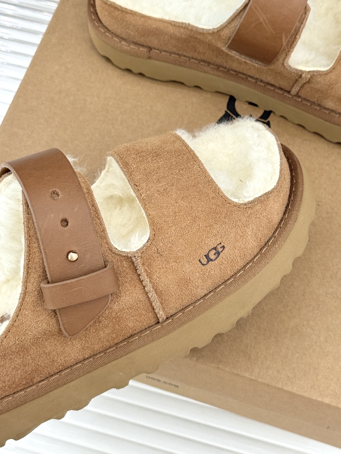 UGG 26WF新品复古 厚底一字带扣毛拖 复古厚底毛拖惊艳登场 一字带扣诠释复古调性 皮毛一体软乎乎超暖 厚底悄悄拔高