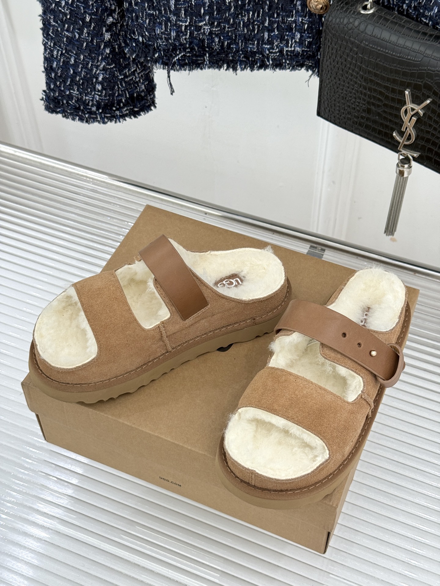 UGG 26WF新品复古 厚底一字带扣毛拖 复古厚底毛拖惊艳登场 一字带扣诠释复古调性 皮毛一体软乎乎超暖 厚底悄悄拔高