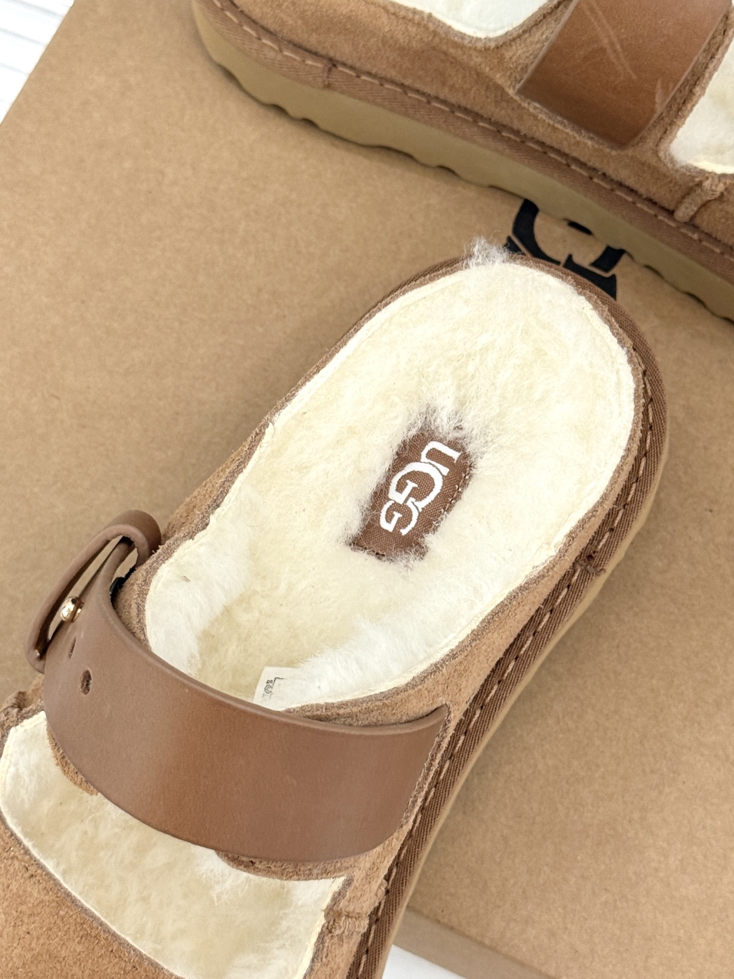 UGG 26WF新品复古 厚底一字带扣毛拖 复古厚底毛拖惊艳登场 一字带扣诠释复古调性 皮毛一体软乎乎超暖 厚底悄悄拔高