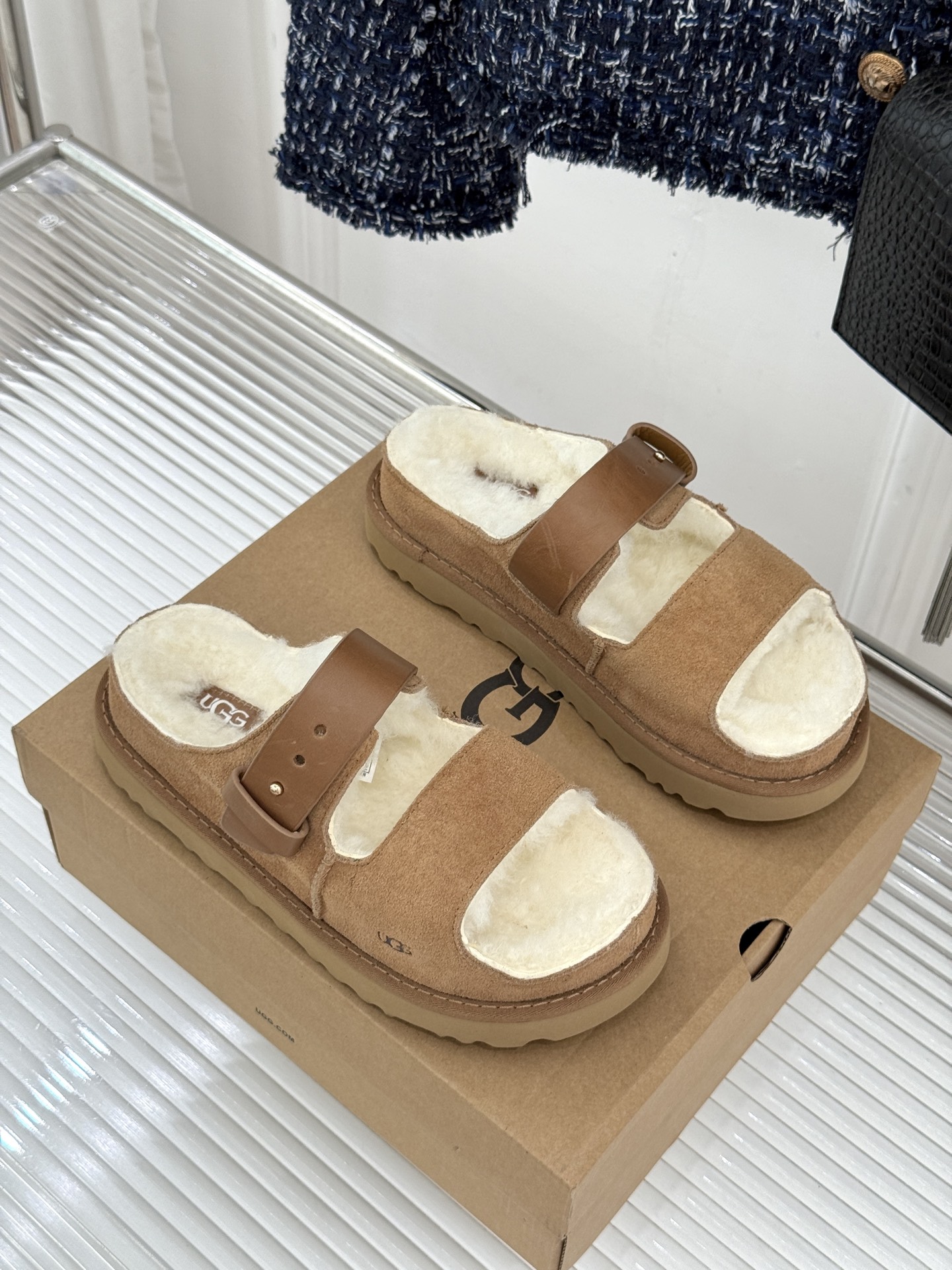 UGG 26WF新品复古 厚底一字带扣毛拖 复古厚底毛拖惊艳登场 一字带扣诠释复古调性 皮毛一体软乎乎超暖 厚底悄悄拔高