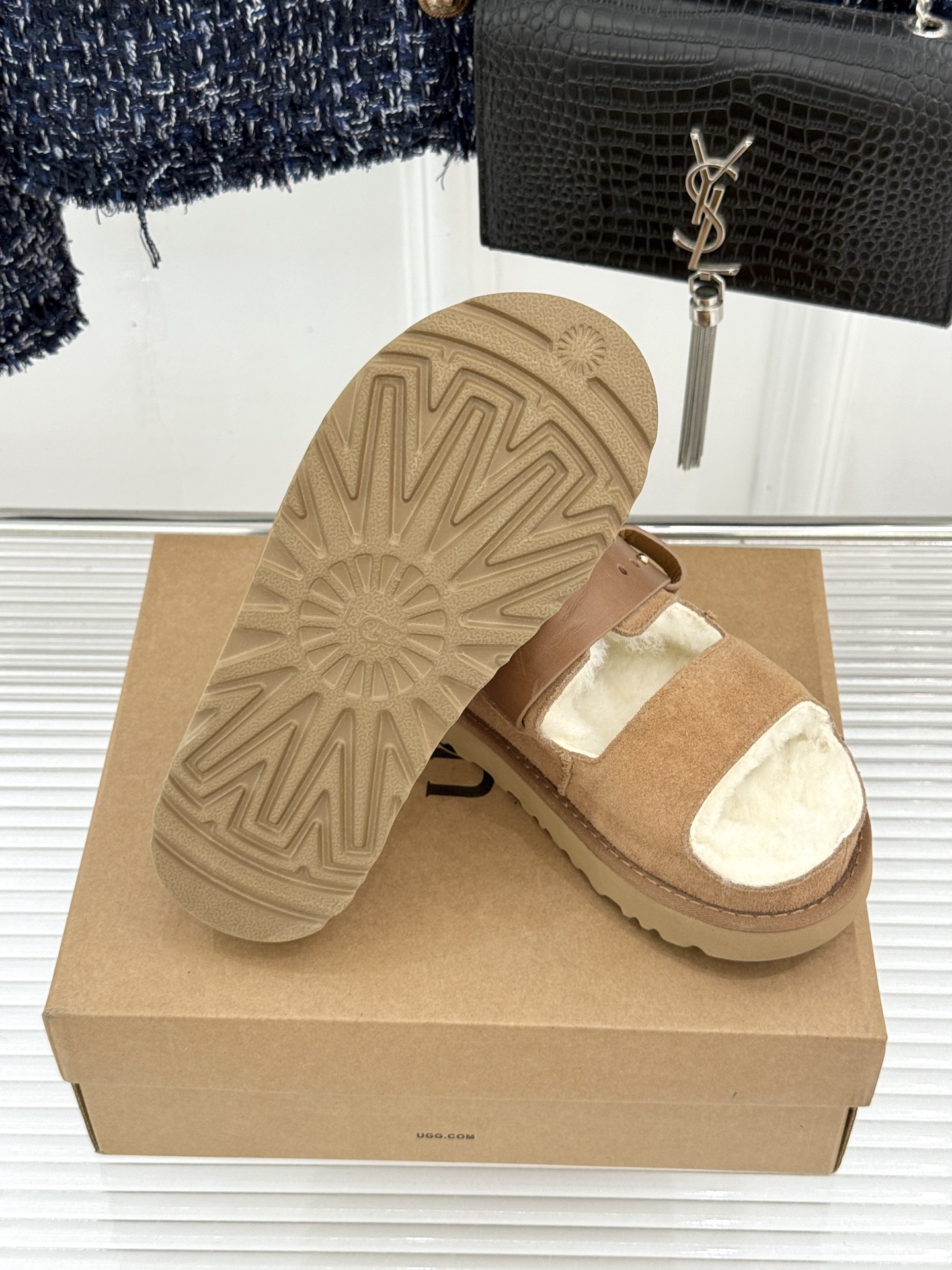 UGG 26WF新品复古 厚底一字带扣毛拖 复古厚底毛拖惊艳登场 一字带扣诠释复古调性 皮毛一体软乎乎超暖 厚底悄悄拔高