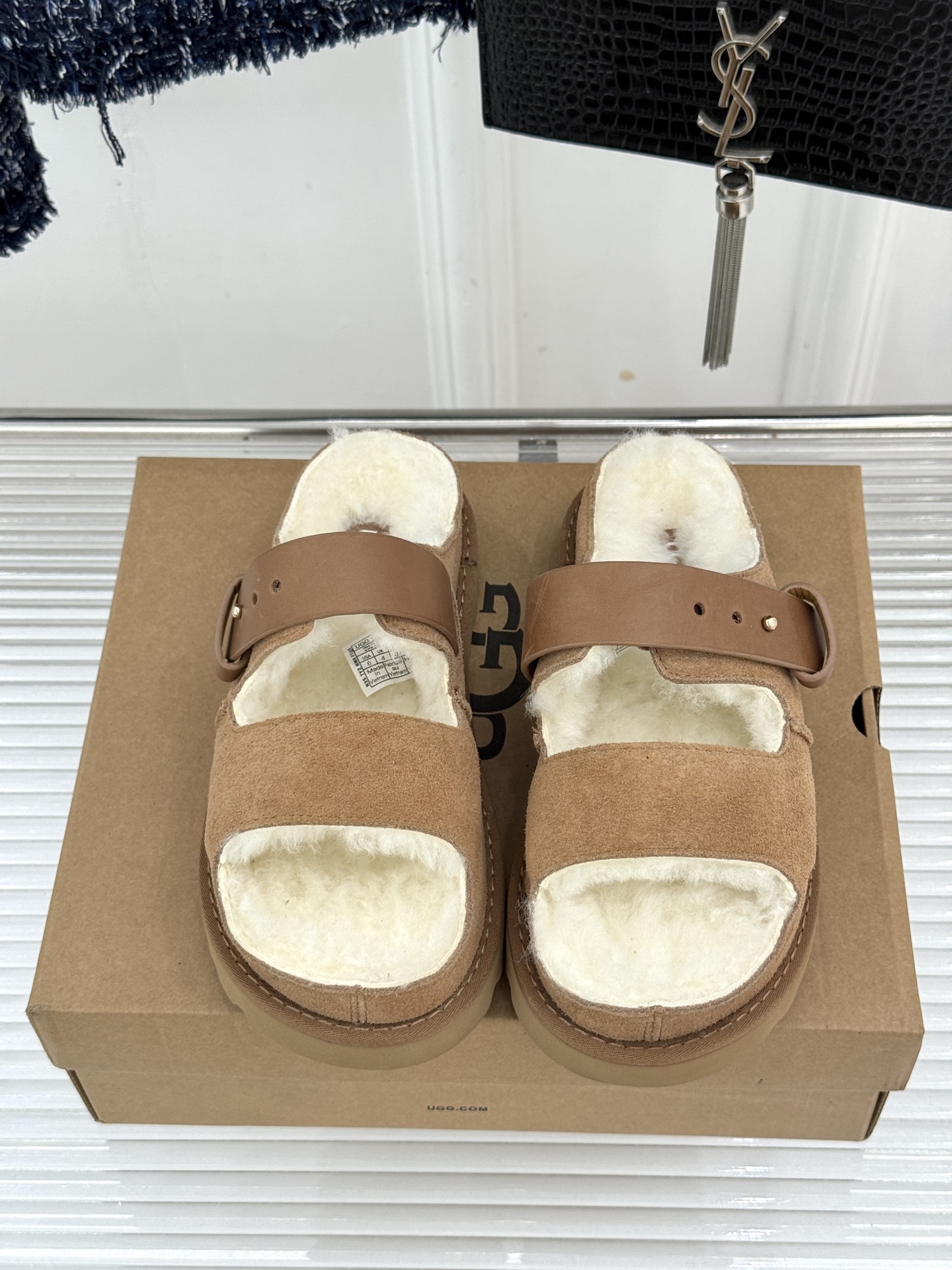UGG 26WF新品复古 厚底一字带扣毛拖 复古厚底毛拖惊艳登场 一字带扣诠释复古调性 皮毛一体软乎乎超暖 厚底悄悄拔高