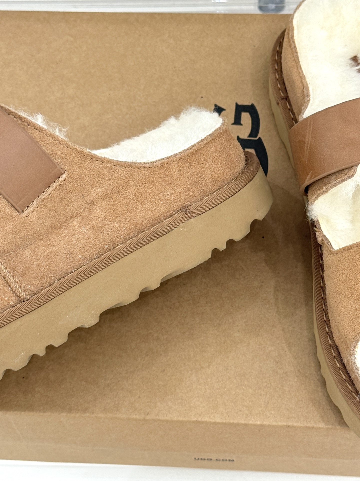UGG 26WF新品复古 厚底一字带扣毛拖 复古厚底毛拖惊艳登场 一字带扣诠释复古调性 皮毛一体软乎乎超暖 厚底悄悄拔高