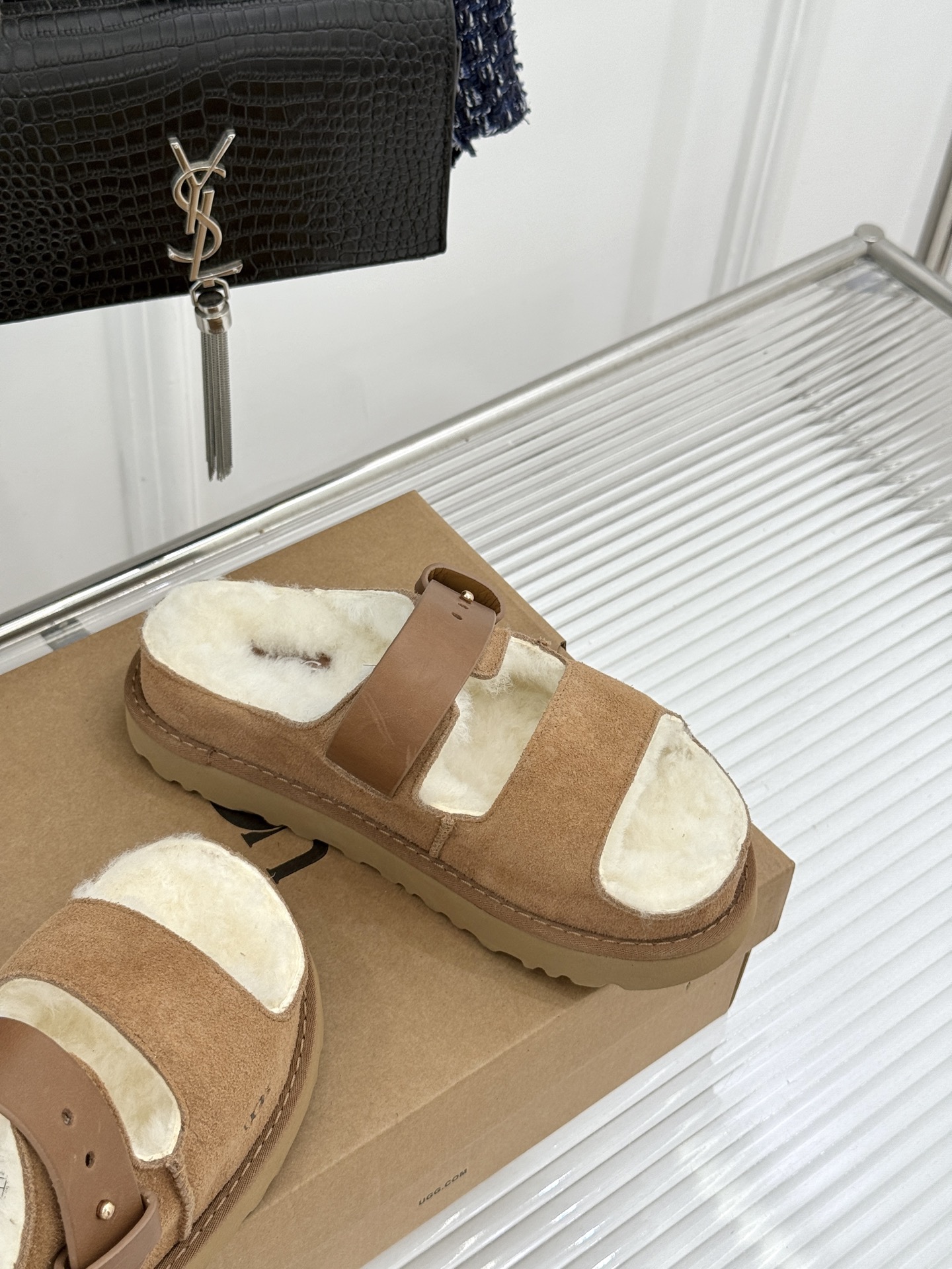UGG 26WF新品复古 厚底一字带扣毛拖 复古厚底毛拖惊艳登场 一字带扣诠释复古调性 皮毛一体软乎乎超暖 厚底悄悄拔高