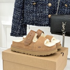 UGG 26WF新品复古 厚底一字带扣毛拖 复古厚底毛拖惊艳登场 一字带扣诠释复古调性 皮毛一体软乎乎超暖 厚底悄悄拔高 UGG 26WF新品复古 厚底一字带扣毛拖 复古厚底毛拖惊艳登场 一字带扣诠释复古调性 皮毛一体软乎乎超暖 厚底悄悄拔高
