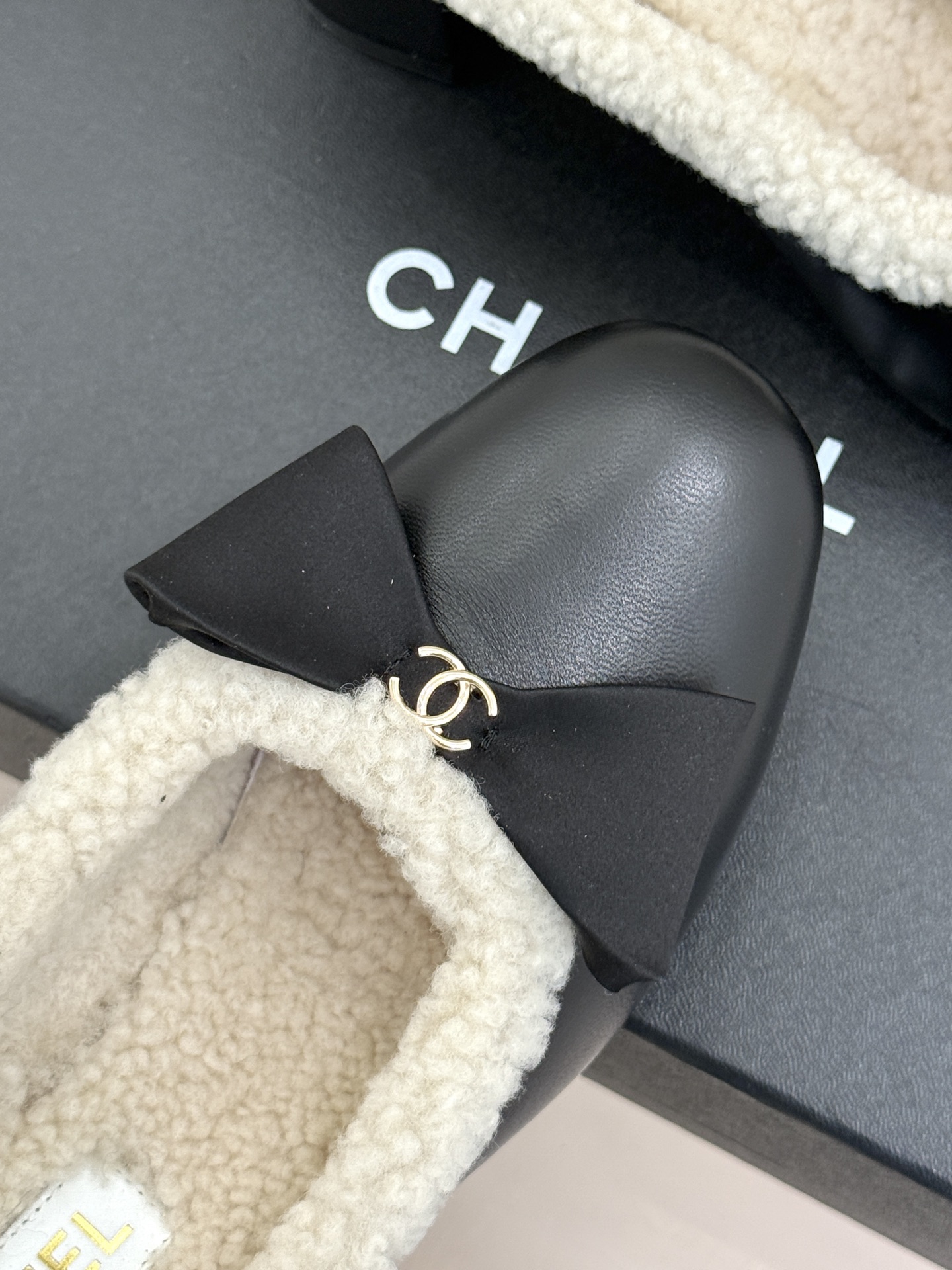CHANE*|小香秋冬双C蝴蝶结 平底穆勒包头毛鞋毛毛鞋 蝴蝶结缀着金属双C 羊羔毛软糯锁温亲肤 平底软弹走路超省心 包 CHANE*|小香秋冬双C蝴蝶结 平底穆勒包头毛鞋毛毛鞋 蝴蝶结缀着金属双C 羊羔毛软糯锁温亲肤 平底软弹走路超省心 包