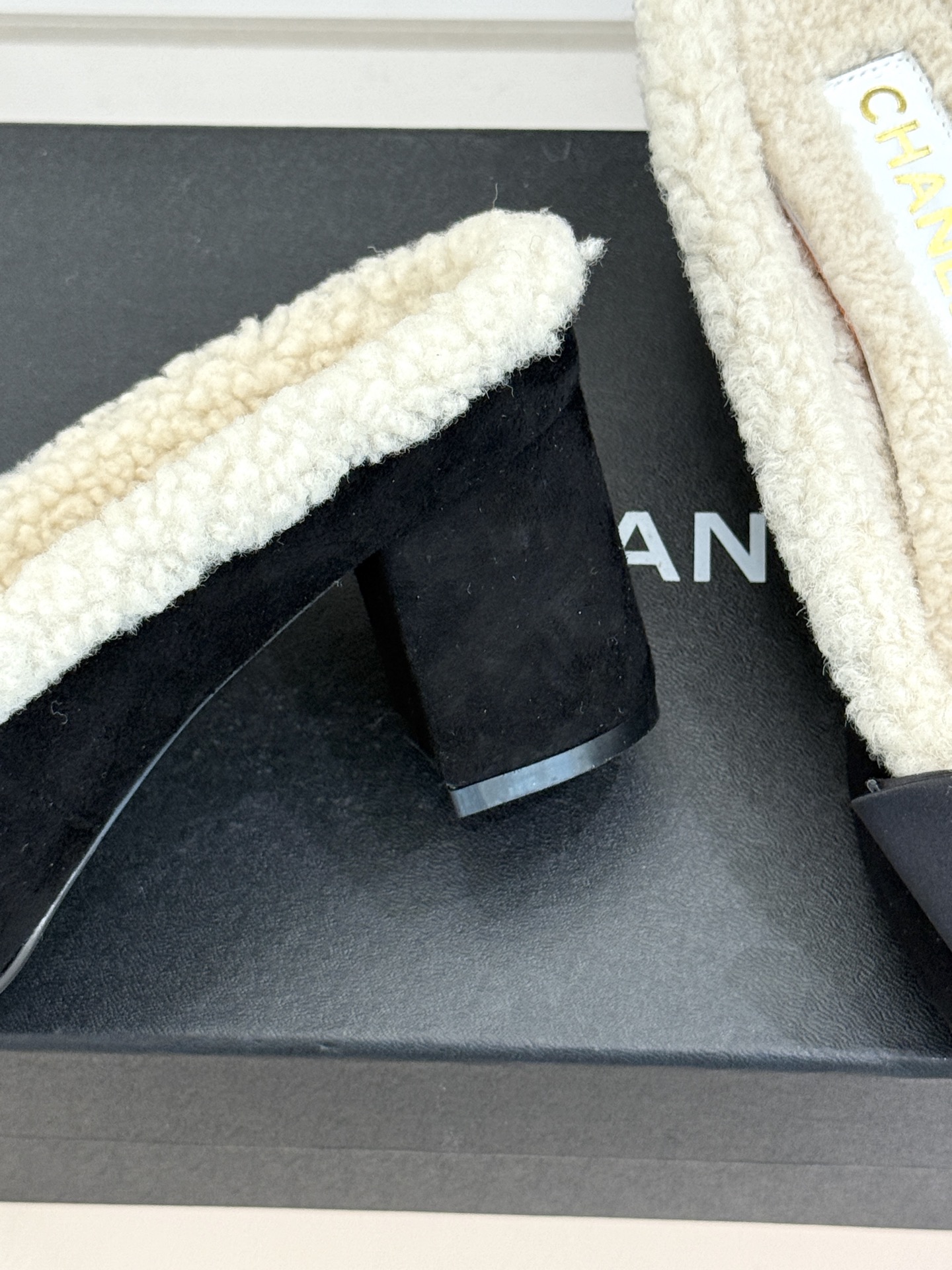 CHANE*｜小香秋冬双C蝴蝶结 平底穆勒包头毛鞋毛毛鞋 蝴蝶结缀着金属双C 羊羔毛软糯锁温亲肤 平底软弹走路超省心 包