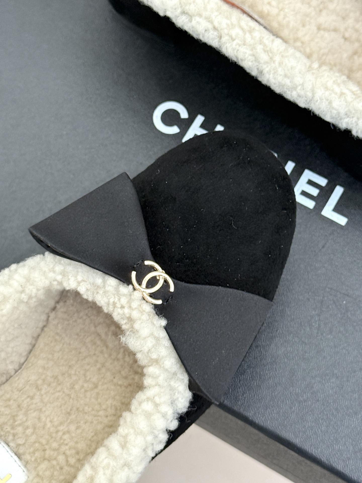 CHANE*｜小香秋冬双C蝴蝶结 平底穆勒包头毛鞋毛毛鞋 蝴蝶结缀着金属双C 羊羔毛软糯锁温亲肤 平底软弹走路超省心 包