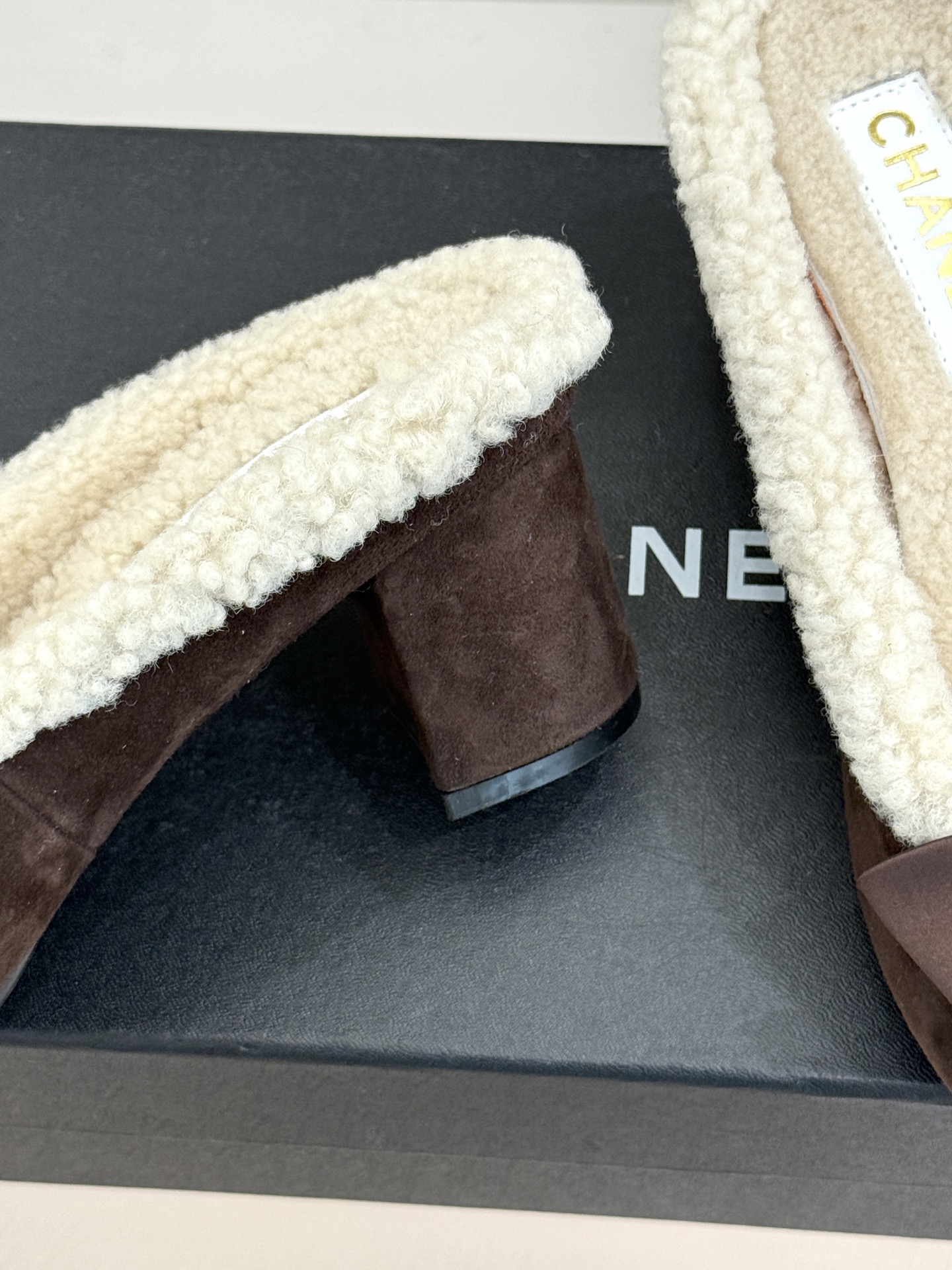 CHANE*｜小香秋冬双C蝴蝶结 平底穆勒包头毛鞋毛毛鞋 蝴蝶结缀着金属双C 羊羔毛软糯锁温亲肤 平底软弹走路超省心 包