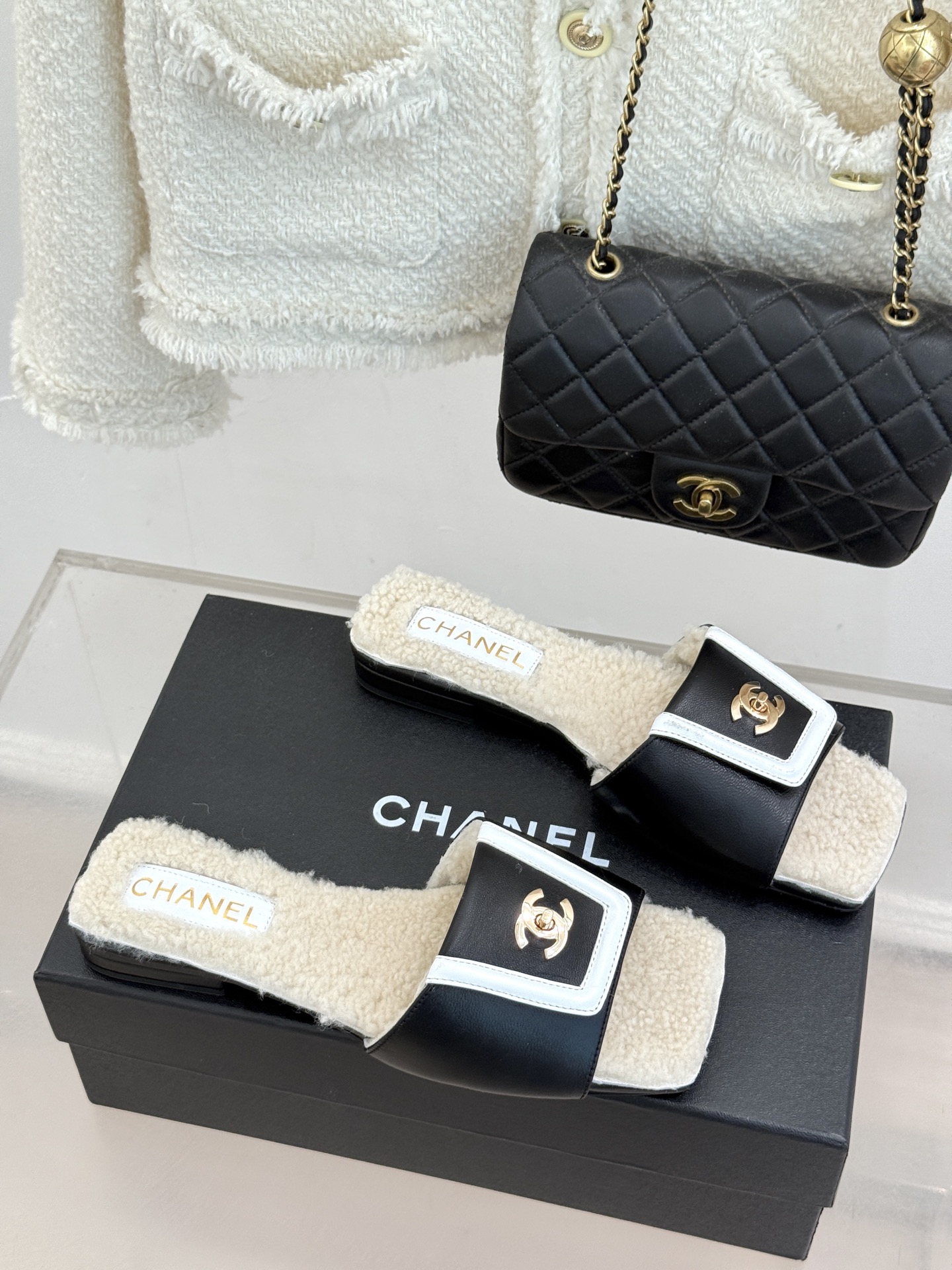 CHANE*|小香经典方头书包扣 翻盖平底毛拖 书包扣缀着经典菱格 方头线条利落高级 软糯毛绒裹住秋冬暖意 上脚自带贵气 CHANE*|小香经典方头书包扣 翻盖平底毛拖 书包扣缀着经典菱格 方头线条利落高级 软糯毛绒裹住秋冬暖意 上脚自带贵气
