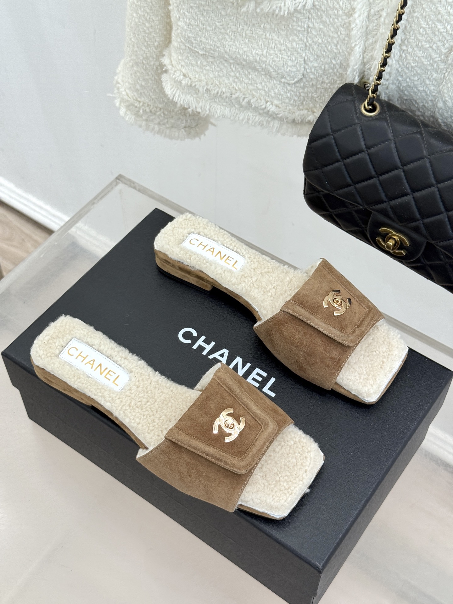 CHANE*|小香经典方头书包扣 翻盖平底毛拖 书包扣缀着经典菱格 方头线条利落高级 软糯毛绒裹住秋冬暖意 上脚自带贵气 CHANE*|小香经典方头书包扣 翻盖平底毛拖 书包扣缀着经典菱格 方头线条利落高级 软糯毛绒裹住秋冬暖意 上脚自带贵气