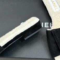 CHANE*|小香经典方头书包扣 翻盖平底毛拖 书包扣缀着经典菱格 方头线条利落高级 软糯毛绒裹住秋冬暖意 上脚自带贵气 CHANE*|小香经典方头书包扣 翻盖平底毛拖 书包扣缀着经典菱格 方头线条利落高级 软糯毛绒裹住秋冬暖意 上脚自带贵气
