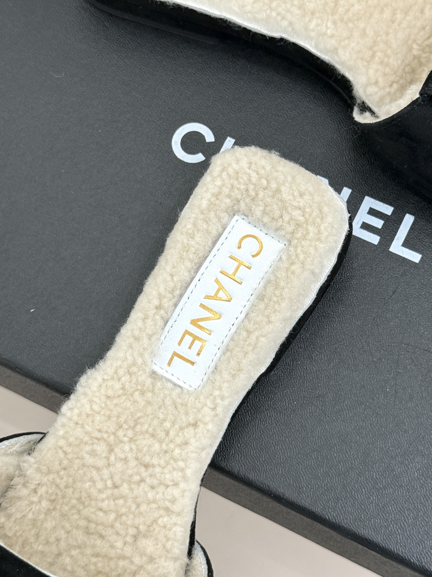 CHANE*|小香经典方头书包扣 翻盖平底毛拖 书包扣缀着经典菱格 方头线条利落高级 软糯毛绒裹住秋冬暖意 上脚自带贵气 CHANE*|小香经典方头书包扣 翻盖平底毛拖 书包扣缀着经典菱格 方头线条利落高级 软糯毛绒裹住秋冬暖意 上脚自带贵气