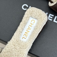 CHANE*|小香经典方头书包扣 翻盖平底毛拖 书包扣缀着经典菱格 方头线条利落高级 软糯毛绒裹住秋冬暖意 上脚自带贵气 CHANE*|小香经典方头书包扣 翻盖平底毛拖 书包扣缀着经典菱格 方头线条利落高级 软糯毛绒裹住秋冬暖意 上脚自带贵气