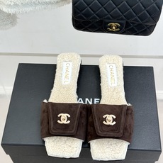 CHANE*|小香经典方头书包扣 翻盖平底毛拖 书包扣缀着经典菱格 方头线条利落高级 软糯毛绒裹住秋冬暖意 上脚自带贵气 CHANE*|小香经典方头书包扣 翻盖平底毛拖 书包扣缀着经典菱格 方头线条利落高级 软糯毛绒裹住秋冬暖意 上脚自带贵气
