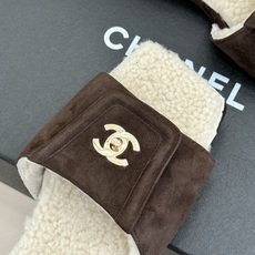 CHANE*|小香经典方头书包扣 翻盖平底毛拖 书包扣缀着经典菱格 方头线条利落高级 软糯毛绒裹住秋冬暖意 上脚自带贵气 CHANE*|小香经典方头书包扣 翻盖平底毛拖 书包扣缀着经典菱格 方头线条利落高级 软糯毛绒裹住秋冬暖意 上脚自带贵气