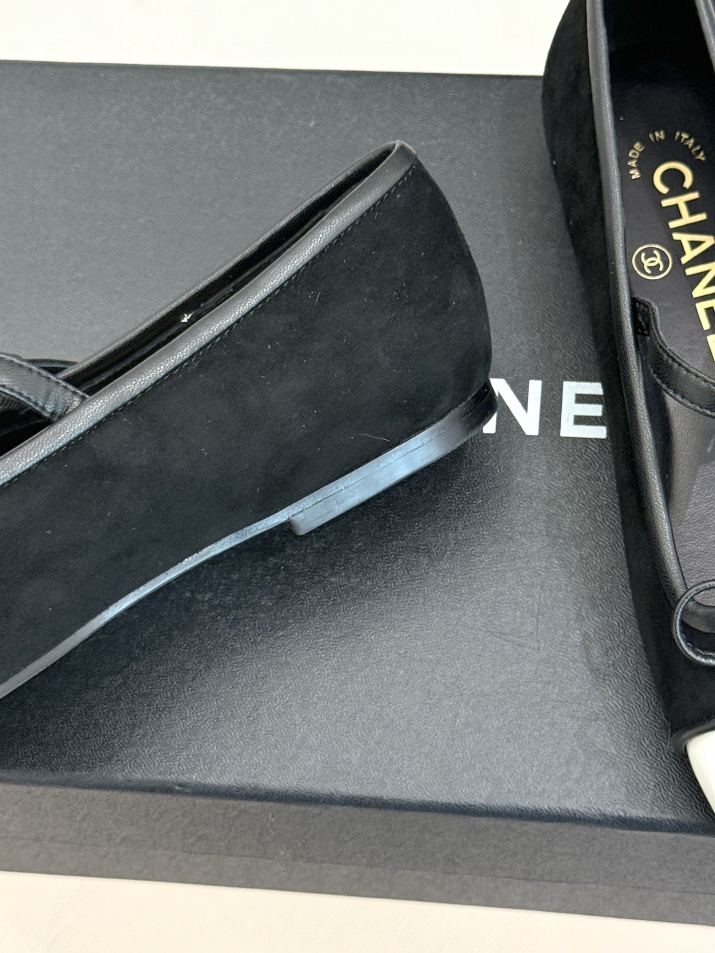 CHANE*|小香26A新品双C 猪鼻子蝴蝶结平底玛丽珍鞋 猪鼻鞋头缀蝴蝶结 双C拼色漾着复古感 平底软底超贴脚 缎面蝴 CHANE*|小香26A新品双C 猪鼻子蝴蝶结平底玛丽珍鞋 猪鼻鞋头缀蝴蝶结 双C拼色漾着复古感 平底软底超贴脚 缎面蝴