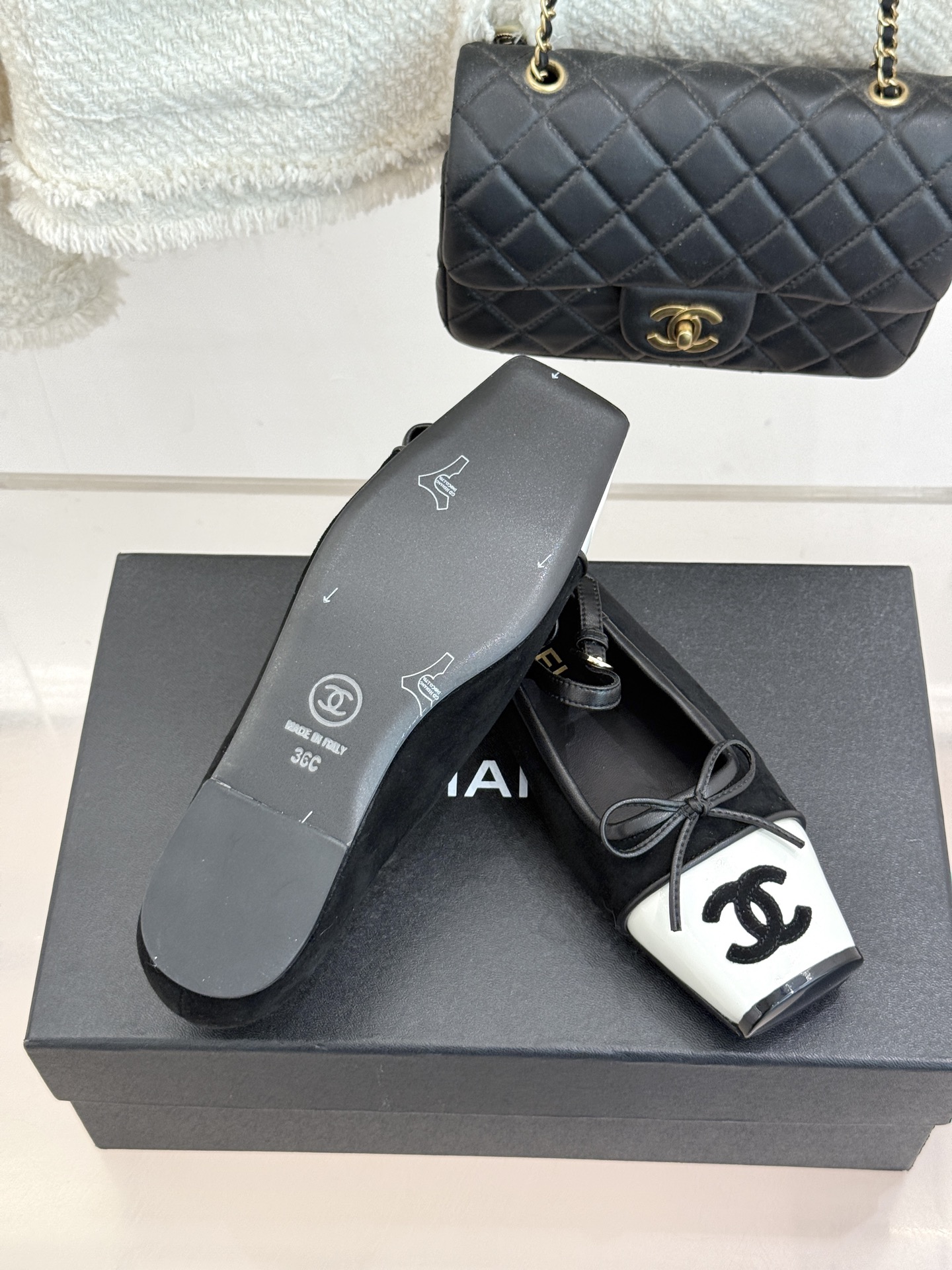 CHANE*|小香26A新品双C 猪鼻子蝴蝶结平底玛丽珍鞋 猪鼻鞋头缀蝴蝶结 双C拼色漾着复古感 平底软底超贴脚 缎面蝴 CHANE*|小香26A新品双C 猪鼻子蝴蝶结平底玛丽珍鞋 猪鼻鞋头缀蝴蝶结 双C拼色漾着复古感 平底软底超贴脚 缎面蝴