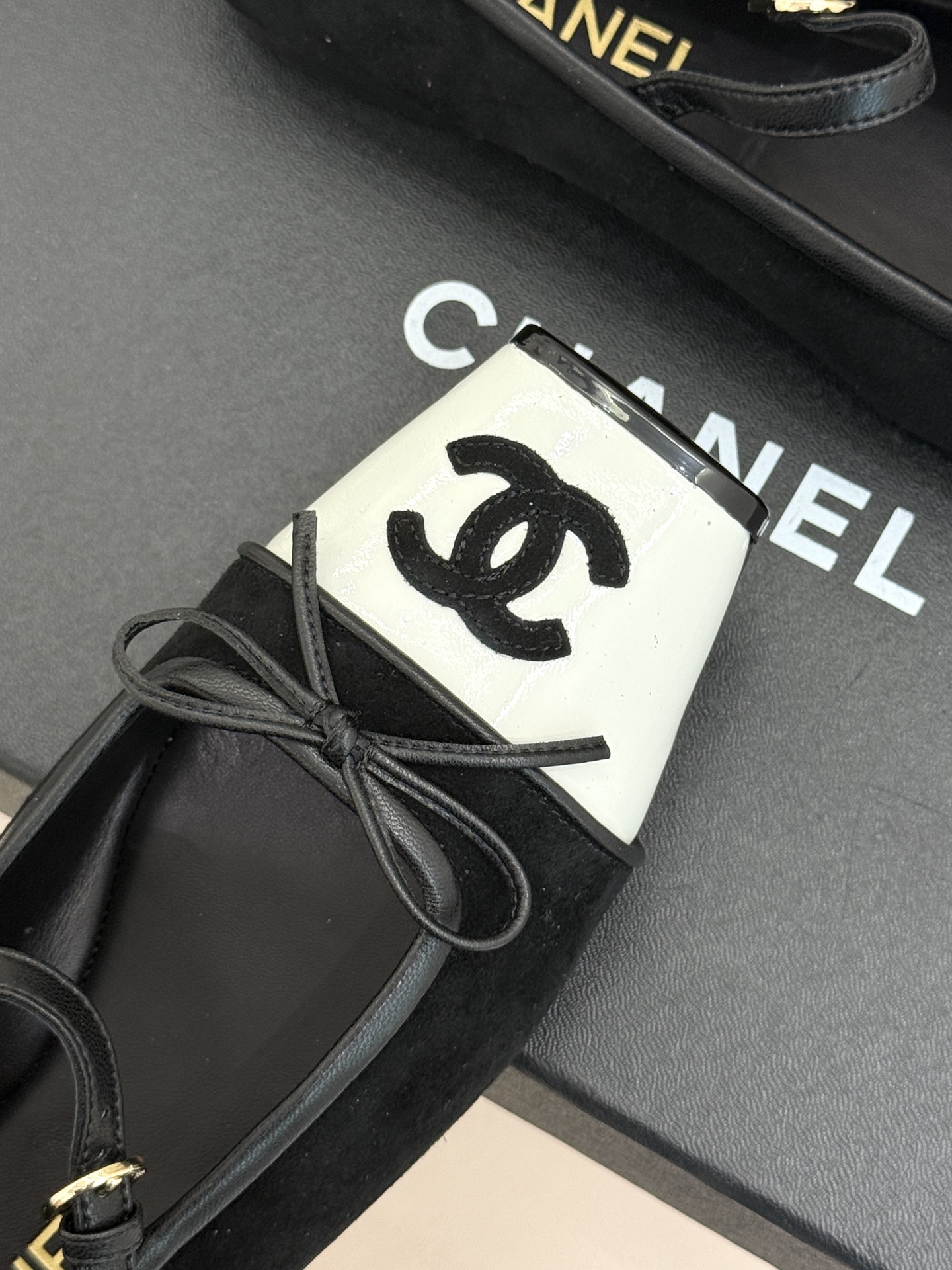CHANE*|小香26A新品双C 猪鼻子蝴蝶结平底玛丽珍鞋 猪鼻鞋头缀蝴蝶结 双C拼色漾着复古感 平底软底超贴脚 缎面蝴 CHANE*|小香26A新品双C 猪鼻子蝴蝶结平底玛丽珍鞋 猪鼻鞋头缀蝴蝶结 双C拼色漾着复古感 平底软底超贴脚 缎面蝴