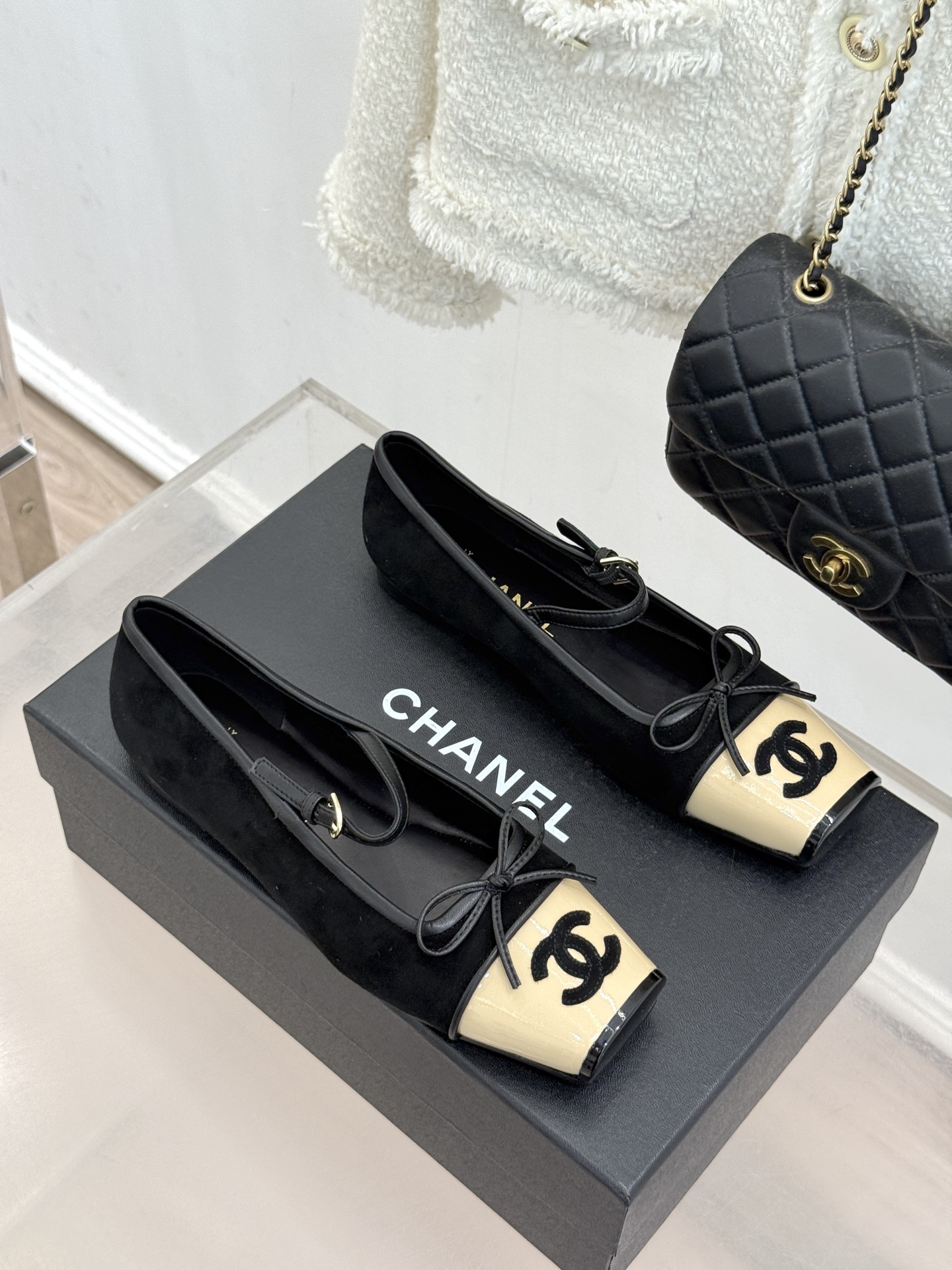 CHANE*|小香26A新品双C 猪鼻子蝴蝶结平底玛丽珍鞋 猪鼻鞋头缀蝴蝶结 双C拼色漾着复古感 平底软底超贴脚 缎面蝴 CHANE*|小香26A新品双C 猪鼻子蝴蝶结平底玛丽珍鞋 猪鼻鞋头缀蝴蝶结 双C拼色漾着复古感 平底软底超贴脚 缎面蝴