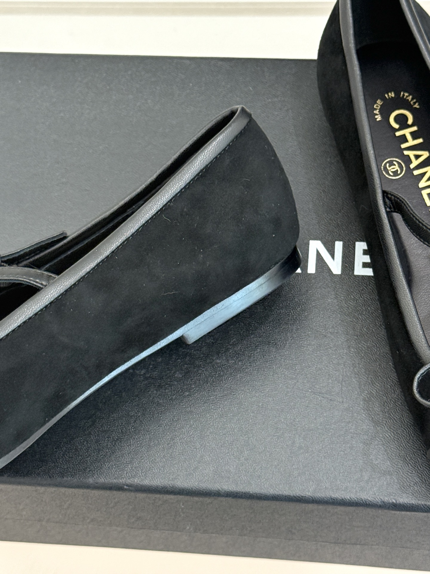 CHANE*|小香26A新品双C 猪鼻子蝴蝶结平底玛丽珍鞋 猪鼻鞋头缀蝴蝶结 双C拼色漾着复古感 平底软底超贴脚 缎面蝴 CHANE*|小香26A新品双C 猪鼻子蝴蝶结平底玛丽珍鞋 猪鼻鞋头缀蝴蝶结 双C拼色漾着复古感 平底软底超贴脚 缎面蝴