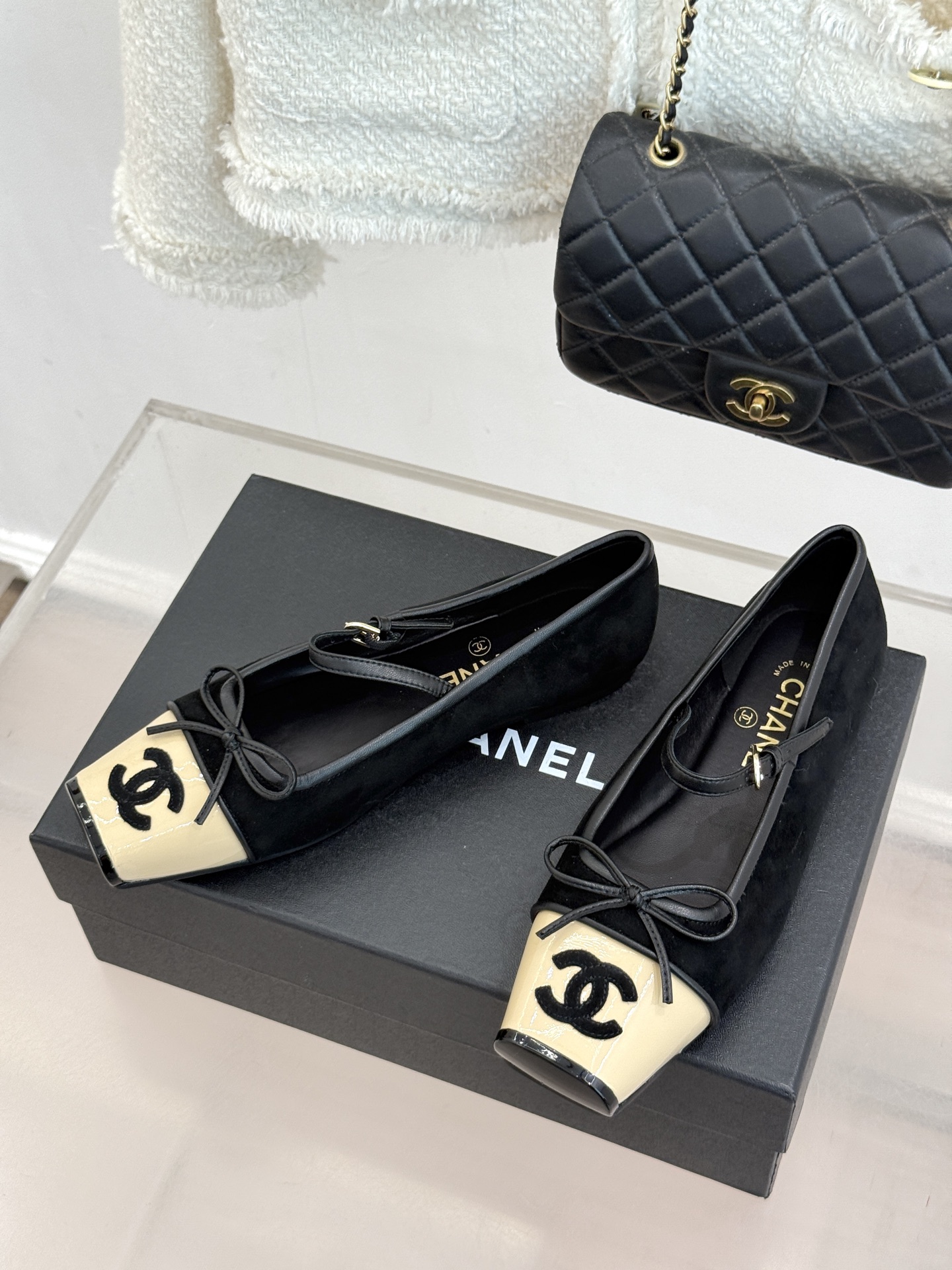 CHANE*|小香26A新品双C 猪鼻子蝴蝶结平底玛丽珍鞋 猪鼻鞋头缀蝴蝶结 双C拼色漾着复古感 平底软底超贴脚 缎面蝴 CHANE*|小香26A新品双C 猪鼻子蝴蝶结平底玛丽珍鞋 猪鼻鞋头缀蝴蝶结 双C拼色漾着复古感 平底软底超贴脚 缎面蝴