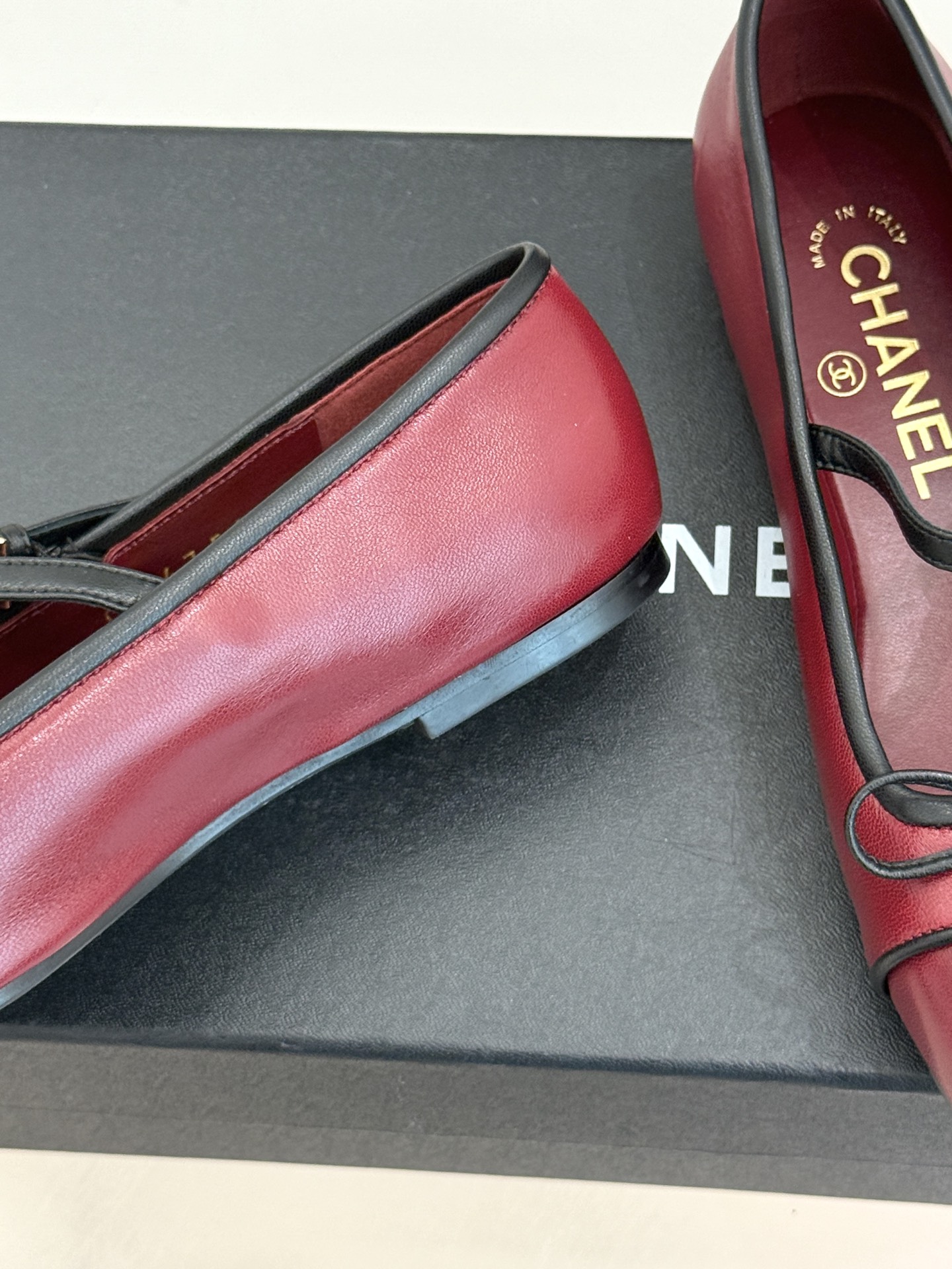 CHANE*|小香26A新品双C 猪鼻子蝴蝶结平底玛丽珍鞋 猪鼻鞋头缀蝴蝶结 双C拼色漾着复古感 平底软底超贴脚 缎面蝴 CHANE*|小香26A新品双C 猪鼻子蝴蝶结平底玛丽珍鞋 猪鼻鞋头缀蝴蝶结 双C拼色漾着复古感 平底软底超贴脚 缎面蝴