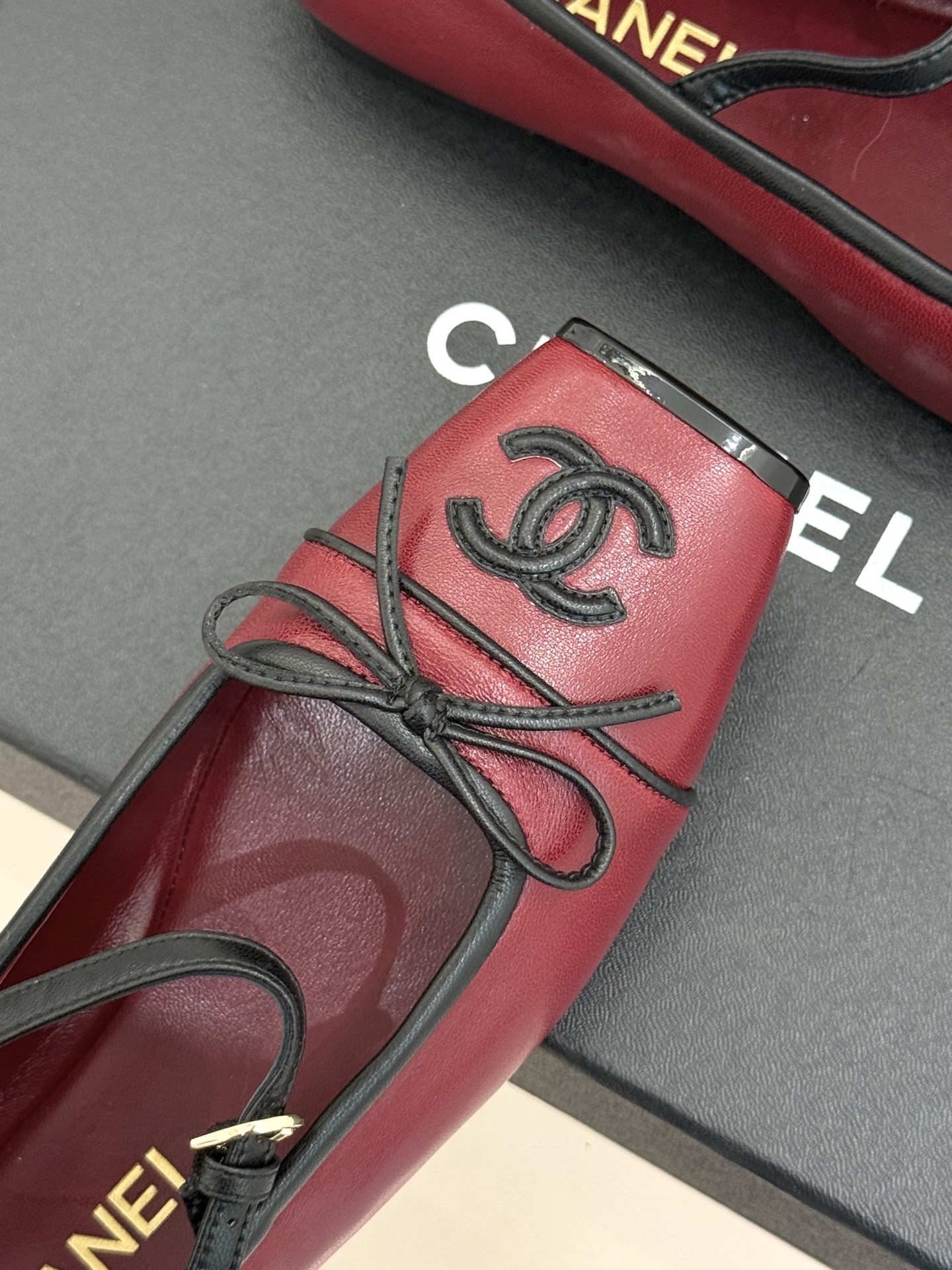 CHANE*|小香26A新品双C 猪鼻子蝴蝶结平底玛丽珍鞋 猪鼻鞋头缀蝴蝶结 双C拼色漾着复古感 平底软底超贴脚 缎面蝴 CHANE*|小香26A新品双C 猪鼻子蝴蝶结平底玛丽珍鞋 猪鼻鞋头缀蝴蝶结 双C拼色漾着复古感 平底软底超贴脚 缎面蝴
