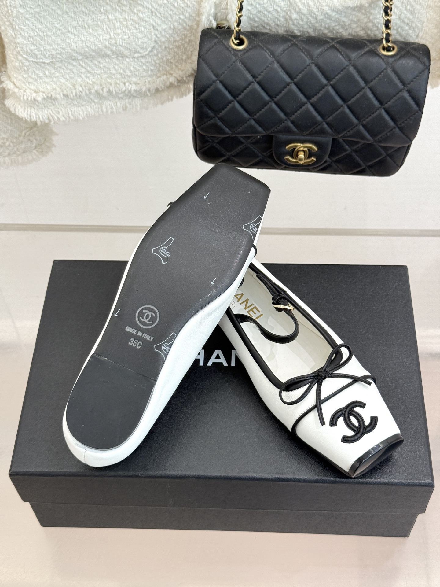CHANE*｜小香26A新品双C 猪鼻子蝴蝶结平底玛丽珍鞋 猪鼻鞋头缀蝴蝶结 双C拼色漾着复古感 平底软底超贴脚 缎面蝴