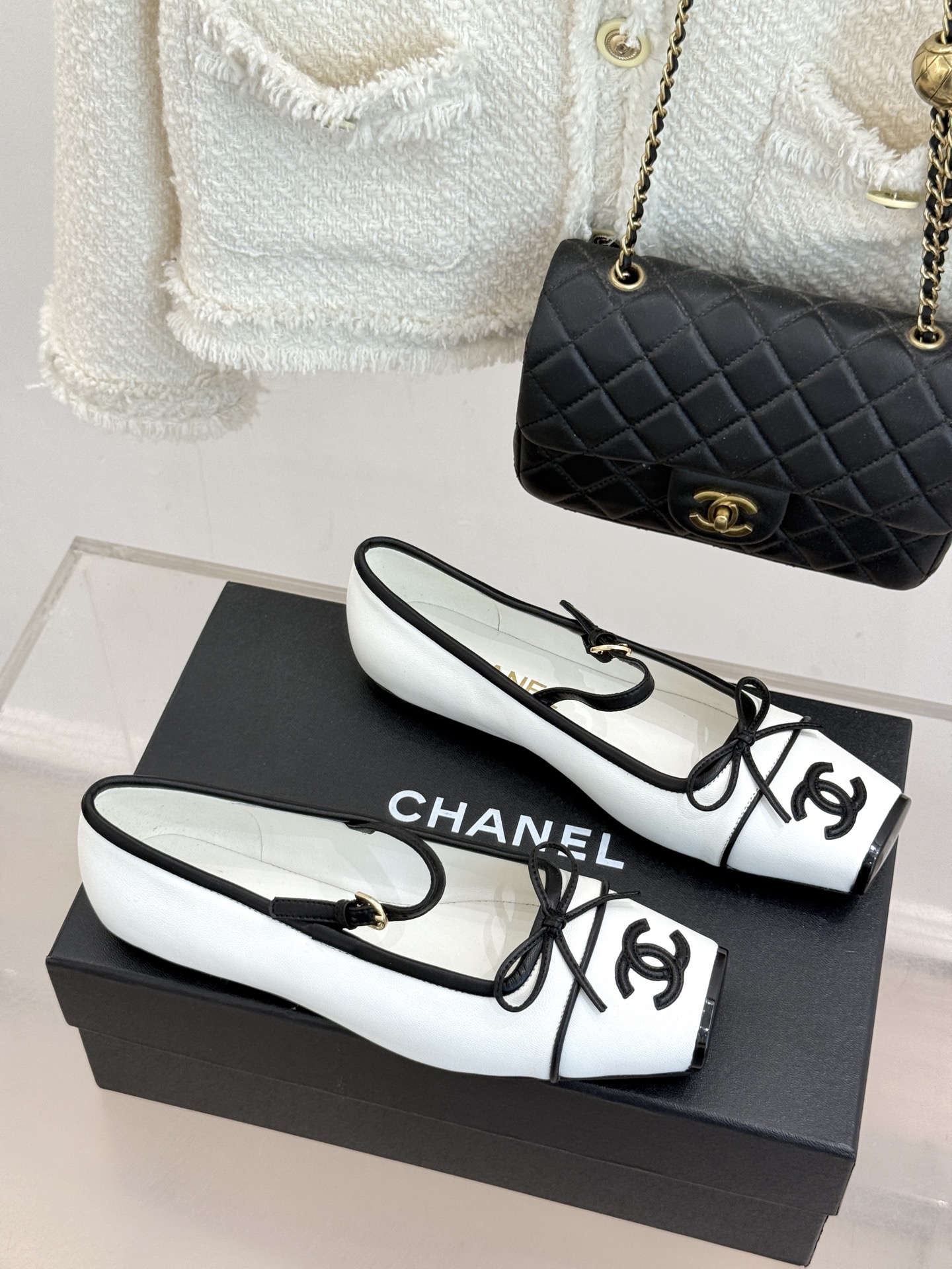 CHANE*｜小香26A新品双C 猪鼻子蝴蝶结平底玛丽珍鞋 猪鼻鞋头缀蝴蝶结 双C拼色漾着复古感 平底软底超贴脚 缎面蝴
