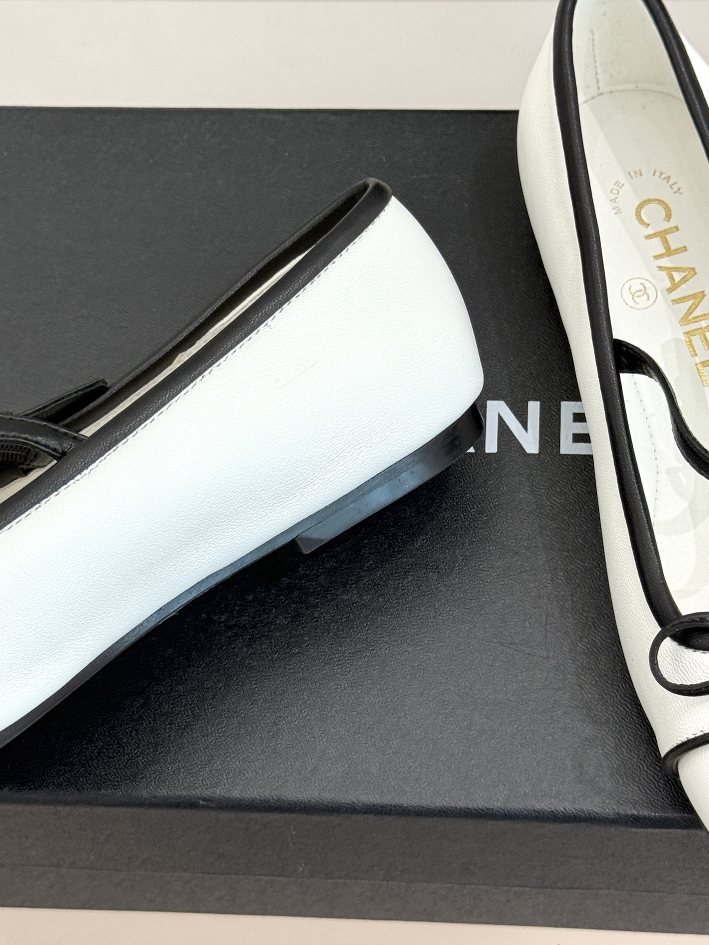 CHANE*｜小香26A新品双C 猪鼻子蝴蝶结平底玛丽珍鞋 猪鼻鞋头缀蝴蝶结 双C拼色漾着复古感 平底软底超贴脚 缎面蝴