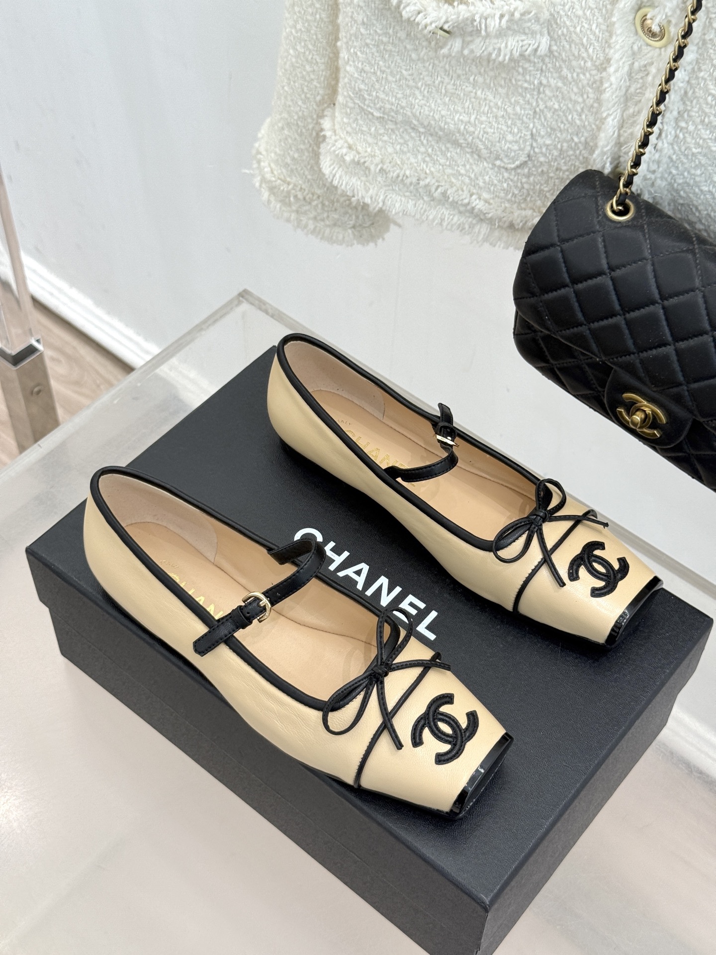 CHANE*|小香26A新品双C 猪鼻子蝴蝶结平底玛丽珍鞋 猪鼻鞋头缀蝴蝶结 双C拼色漾着复古感 平底软底超贴脚 缎面蝴 CHANE*|小香26A新品双C 猪鼻子蝴蝶结平底玛丽珍鞋 猪鼻鞋头缀蝴蝶结 双C拼色漾着复古感 平底软底超贴脚 缎面蝴