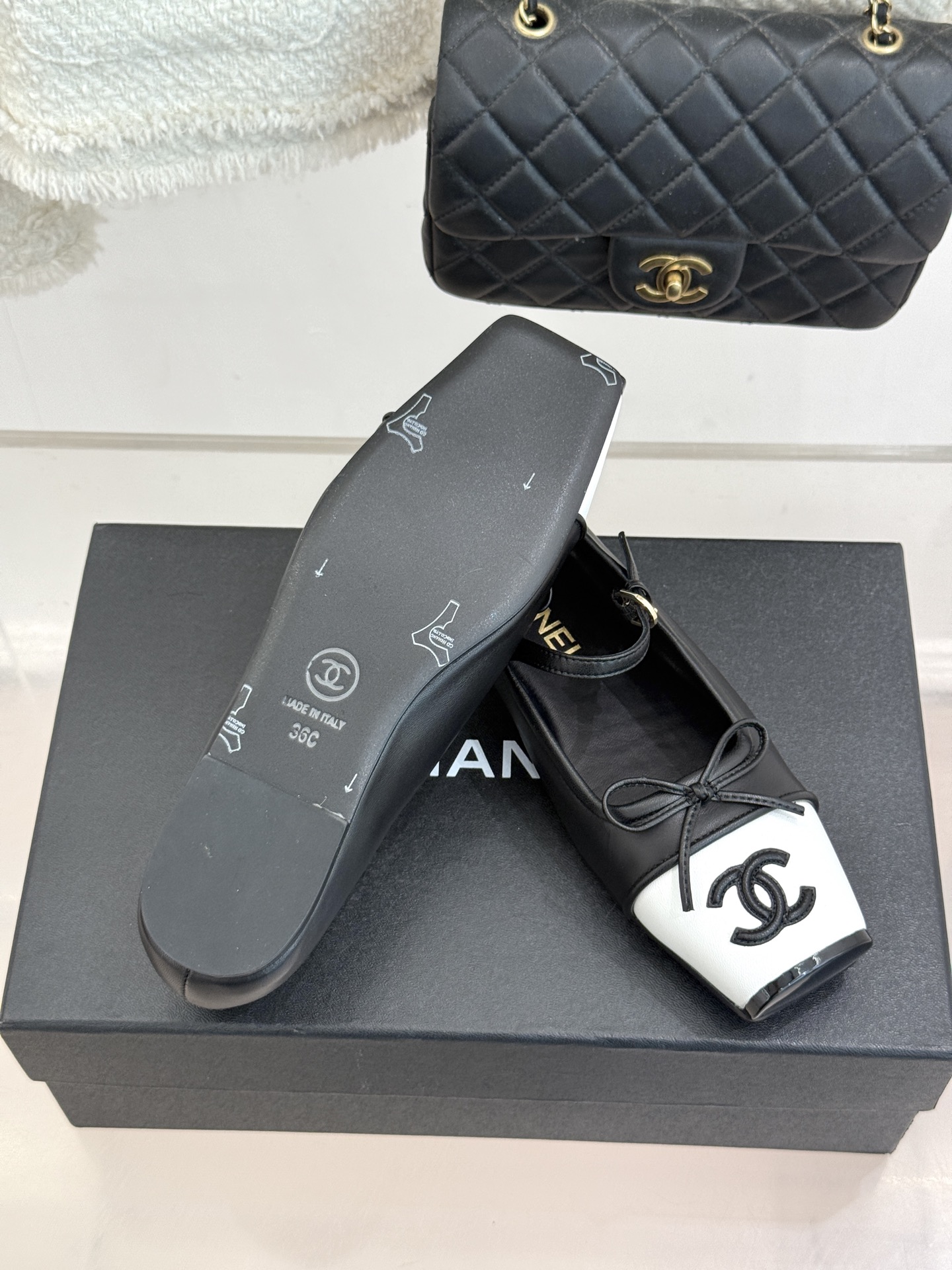 CHANE*｜小香26A新品双C 猪鼻子蝴蝶结平底玛丽珍鞋 猪鼻鞋头缀蝴蝶结 双C拼色漾着复古感 平底软底超贴脚 缎面蝴