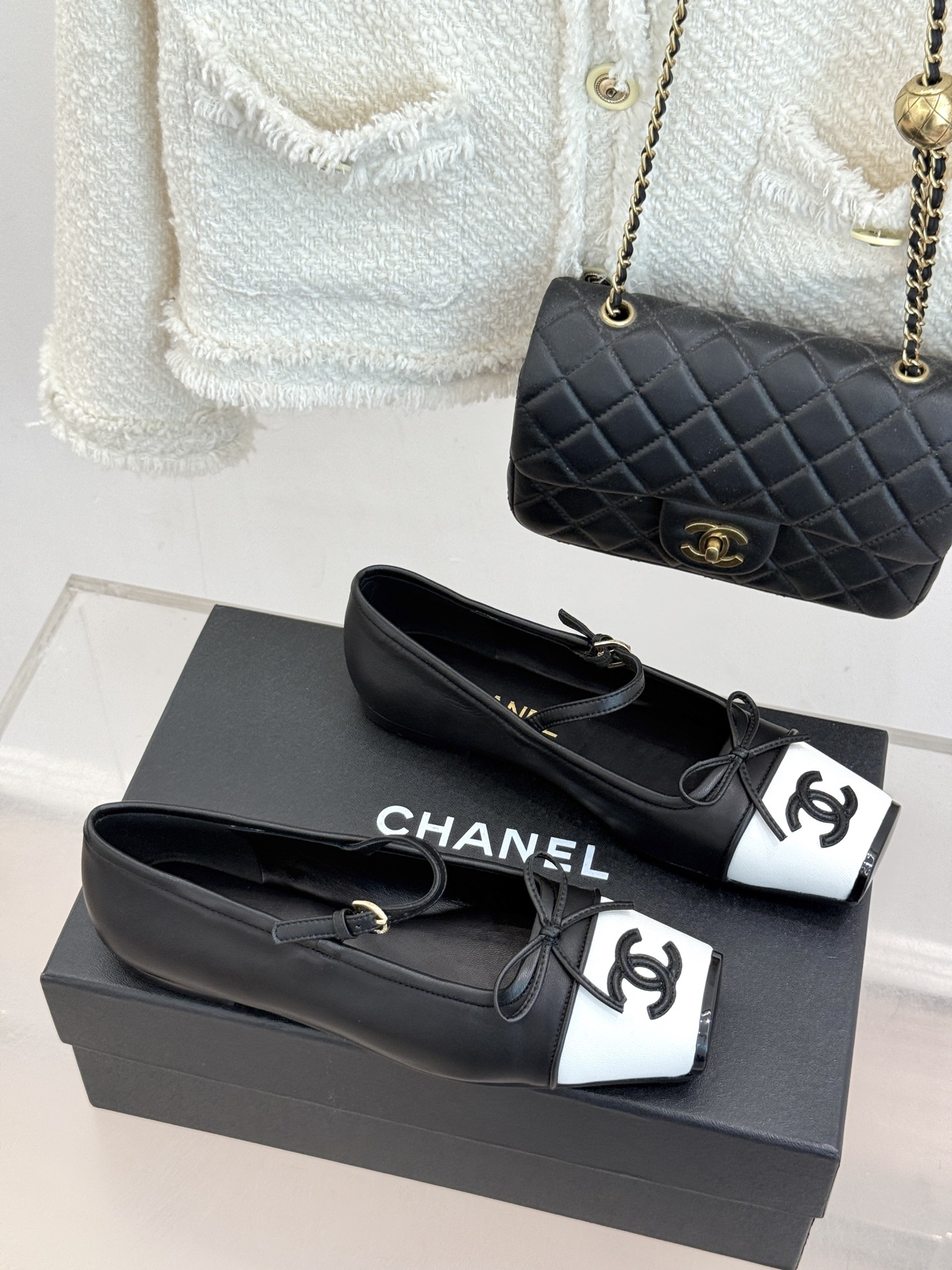 CHANE*｜小香26A新品双C 猪鼻子蝴蝶结平底玛丽珍鞋 猪鼻鞋头缀蝴蝶结 双C拼色漾着复古感 平底软底超贴脚 缎面蝴
