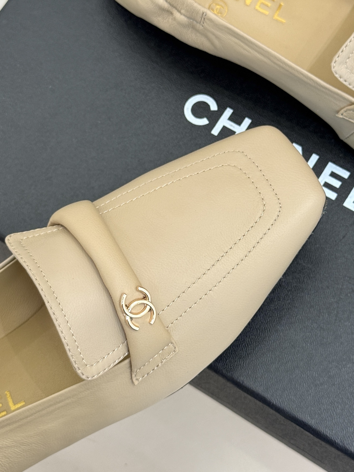 CHANE*|小香26B新品双C扣 方头一脚蹬平底乐福鞋单鞋 双C扣是经典灵魂 穿脱丝滑超省心 平底软底久走也不累 方头 CHANE*|小香26B新品双C扣 方头一脚蹬平底乐福鞋单鞋 双C扣是经典灵魂 穿脱丝滑超省心 平底软底久走也不累 方头