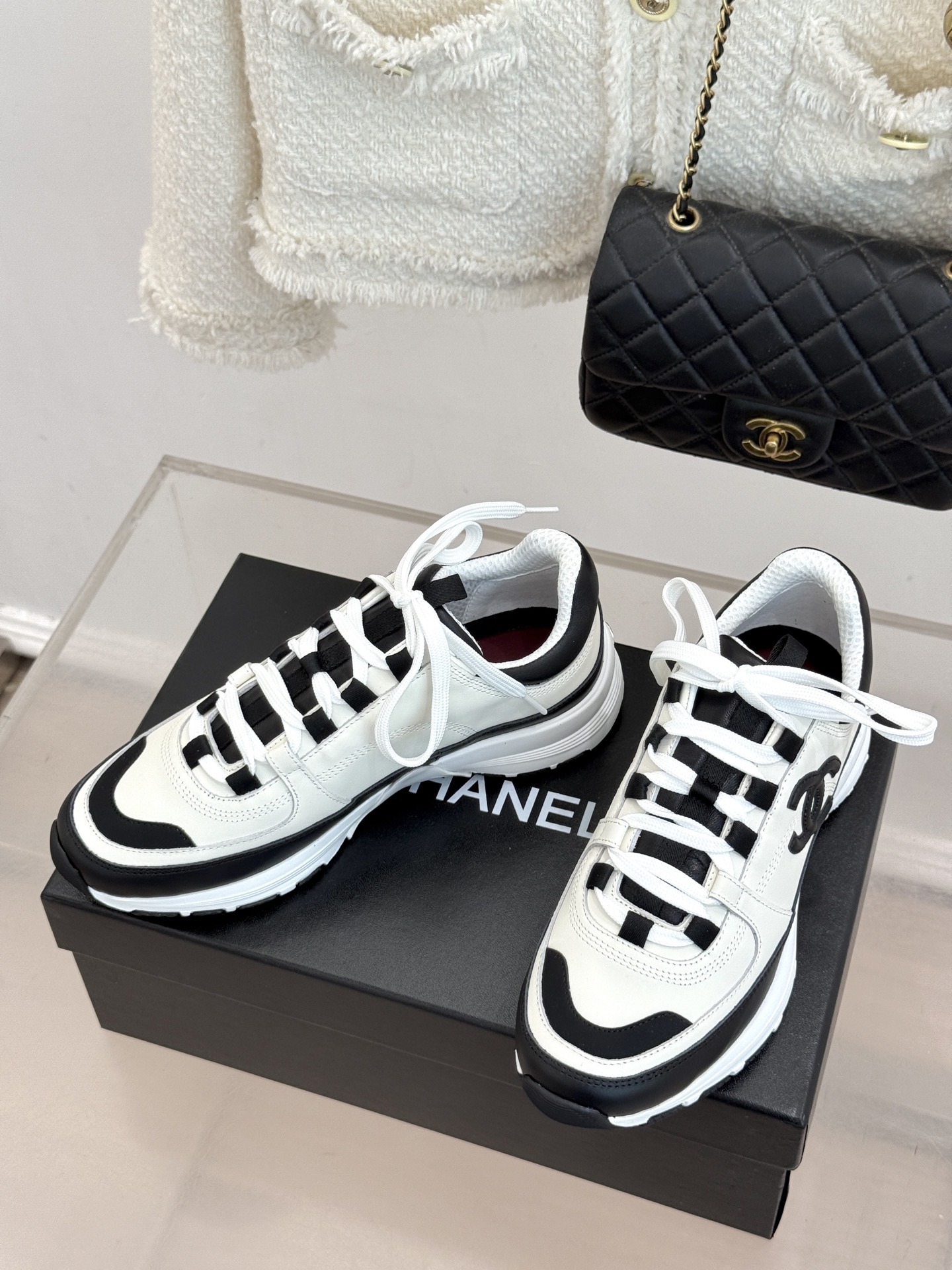 CHANE* |小香26S新品双C运动鞋 时尚圈又双叒被香奈儿拿捏住了! 就成了各路时髦精的心头好 标志性的双C标志在鞋 CHANE* |小香26S新品双C运动鞋 时尚圈又双叒被香奈儿拿捏住了! 就成了各路时髦精的心头好 标志性的双C标志在鞋