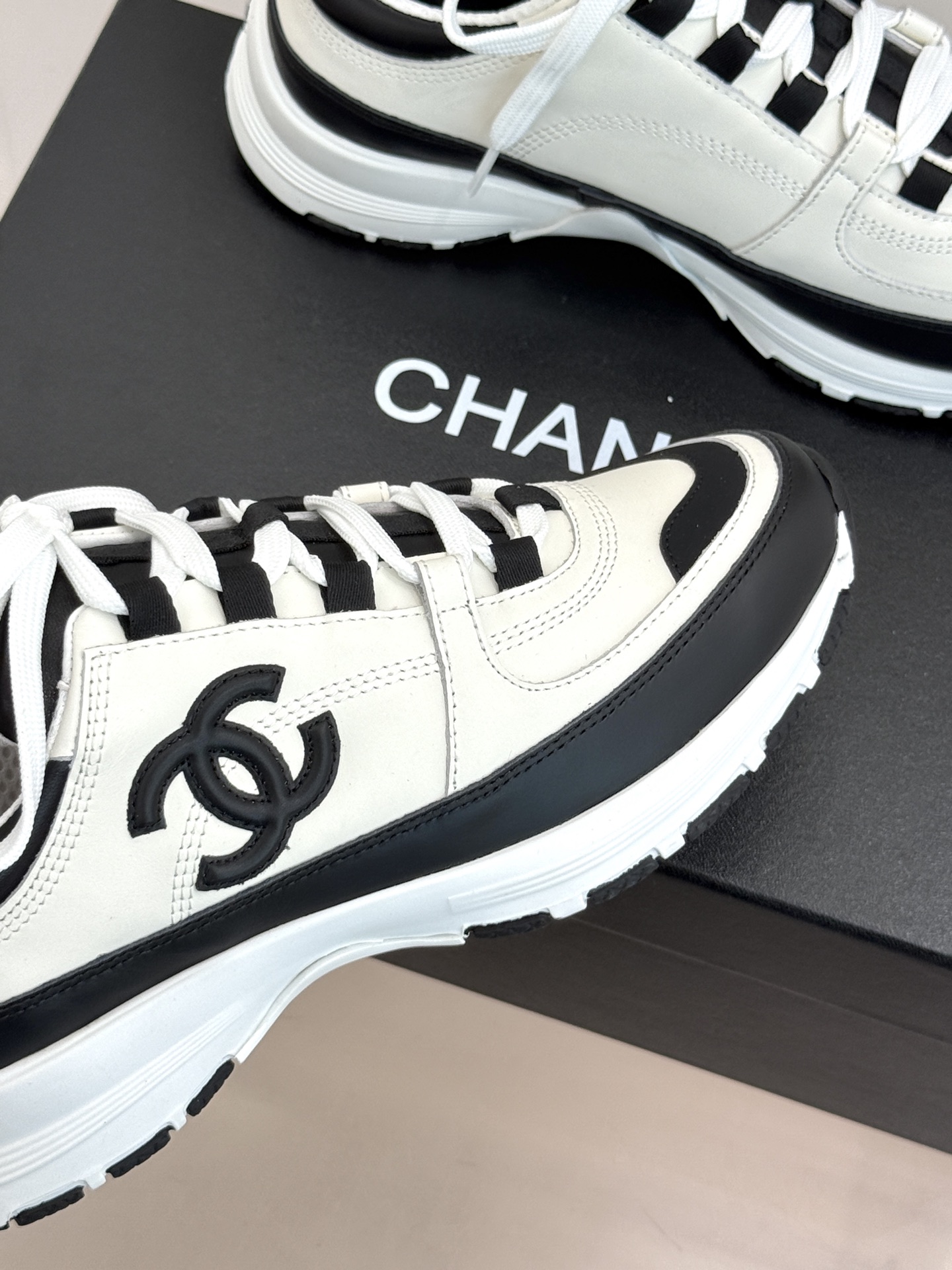 CHANE* |小香26S新品双C运动鞋 时尚圈又双叒被香奈儿拿捏住了! 就成了各路时髦精的心头好 标志性的双C标志在鞋 CHANE* |小香26S新品双C运动鞋 时尚圈又双叒被香奈儿拿捏住了! 就成了各路时髦精的心头好 标志性的双C标志在鞋