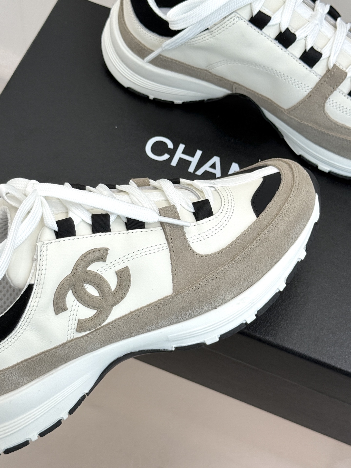 CHANE* |小香26S新品双C运动鞋 时尚圈又双叒被香奈儿拿捏住了! 就成了各路时髦精的心头好 标志性的双C标志在鞋 CHANE* |小香26S新品双C运动鞋 时尚圈又双叒被香奈儿拿捏住了! 就成了各路时髦精的心头好 标志性的双C标志在鞋