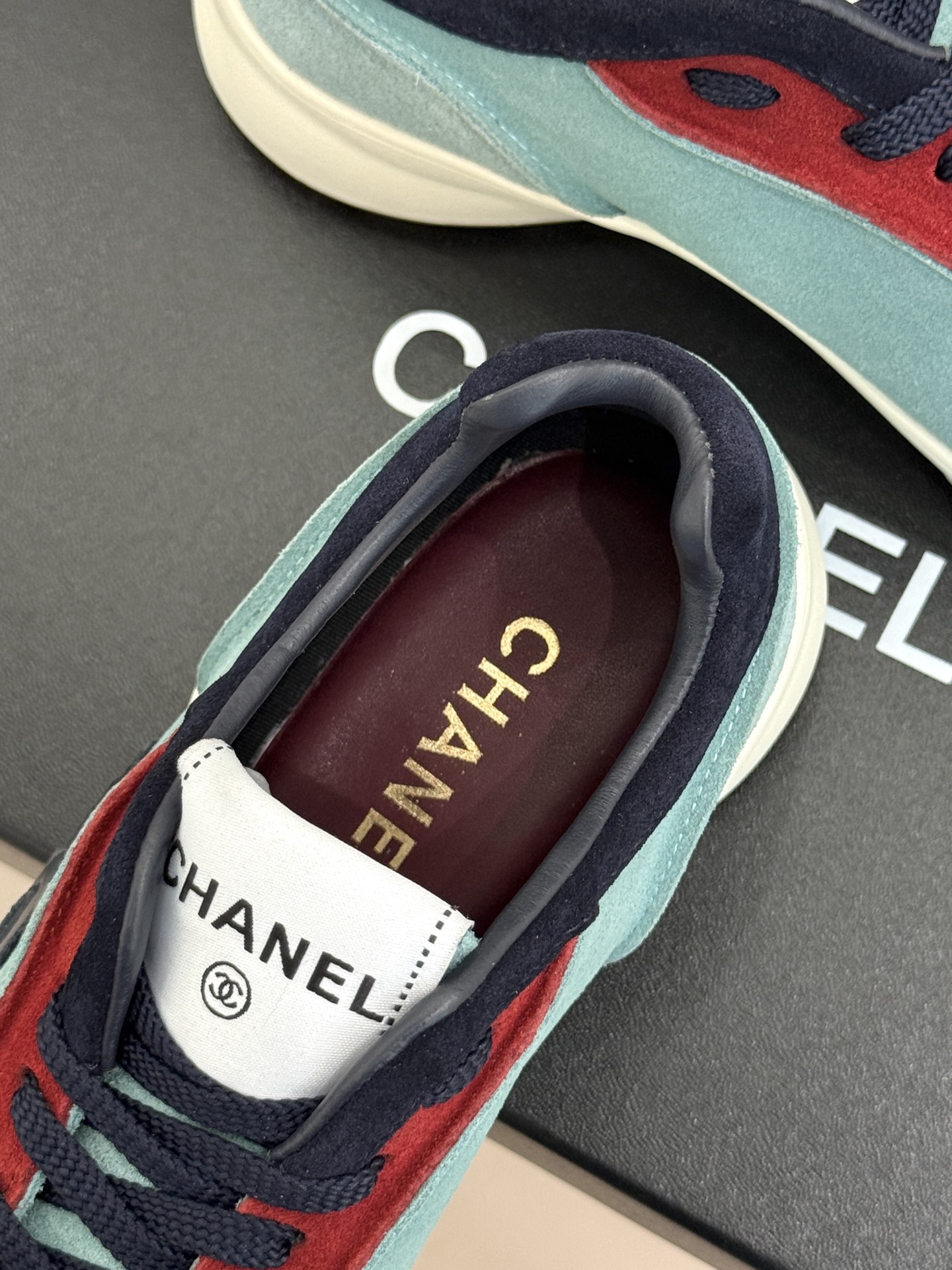 CHANE*|小香26k早秋新品 踩屎感德训休闲运动鞋 超级推荐这一季的运动鞋 真的绝美啊 实在是太好看了。 很轻很软糯 CHANE*|小香26k早秋新品 踩屎感德训休闲运动鞋 超级推荐这一季的运动鞋 真的绝美啊 实在是太好看了。 很轻很软糯