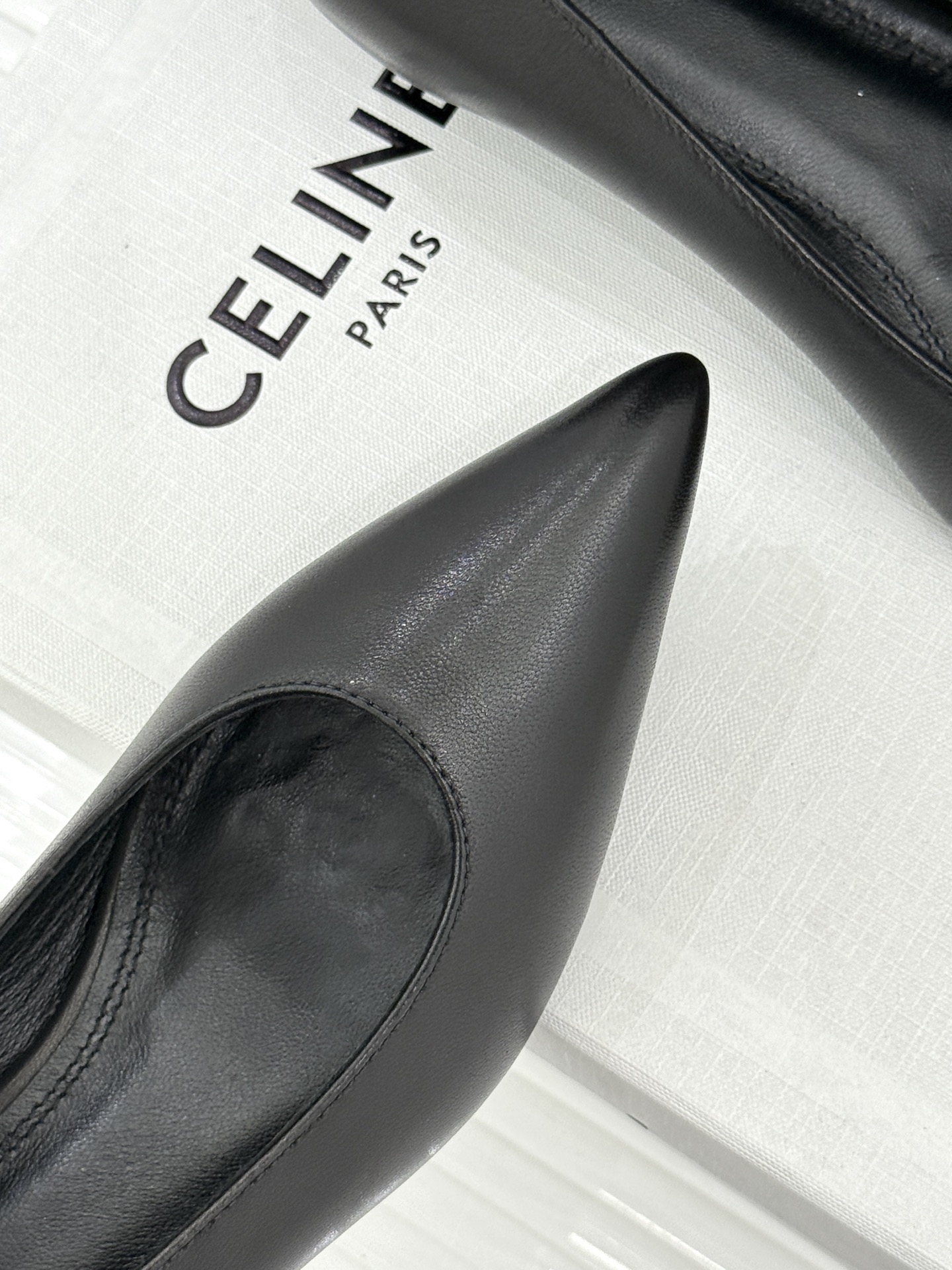 Celine /塞琳26WF早秋新品 极简尖头猫跟单鞋 极简尖头猫跟鞋型 金属凯旋门扣点缀细节 上脚秒显脚型纤瘦 法式清 Celine /塞琳26WF早秋新品 极简尖头猫跟单鞋 极简尖头猫跟鞋型 金属凯旋门扣点缀细节 上脚秒显脚型纤瘦 法式清