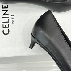 Celine /塞琳26WF早秋新品 极简尖头猫跟单鞋 极简尖头猫跟鞋型 金属凯旋门扣点缀细节 上脚秒显脚型纤瘦 法式清 Celine /塞琳26WF早秋新品 极简尖头猫跟单鞋 极简尖头猫跟鞋型 金属凯旋门扣点缀细节 上脚秒显脚型纤瘦 法式清