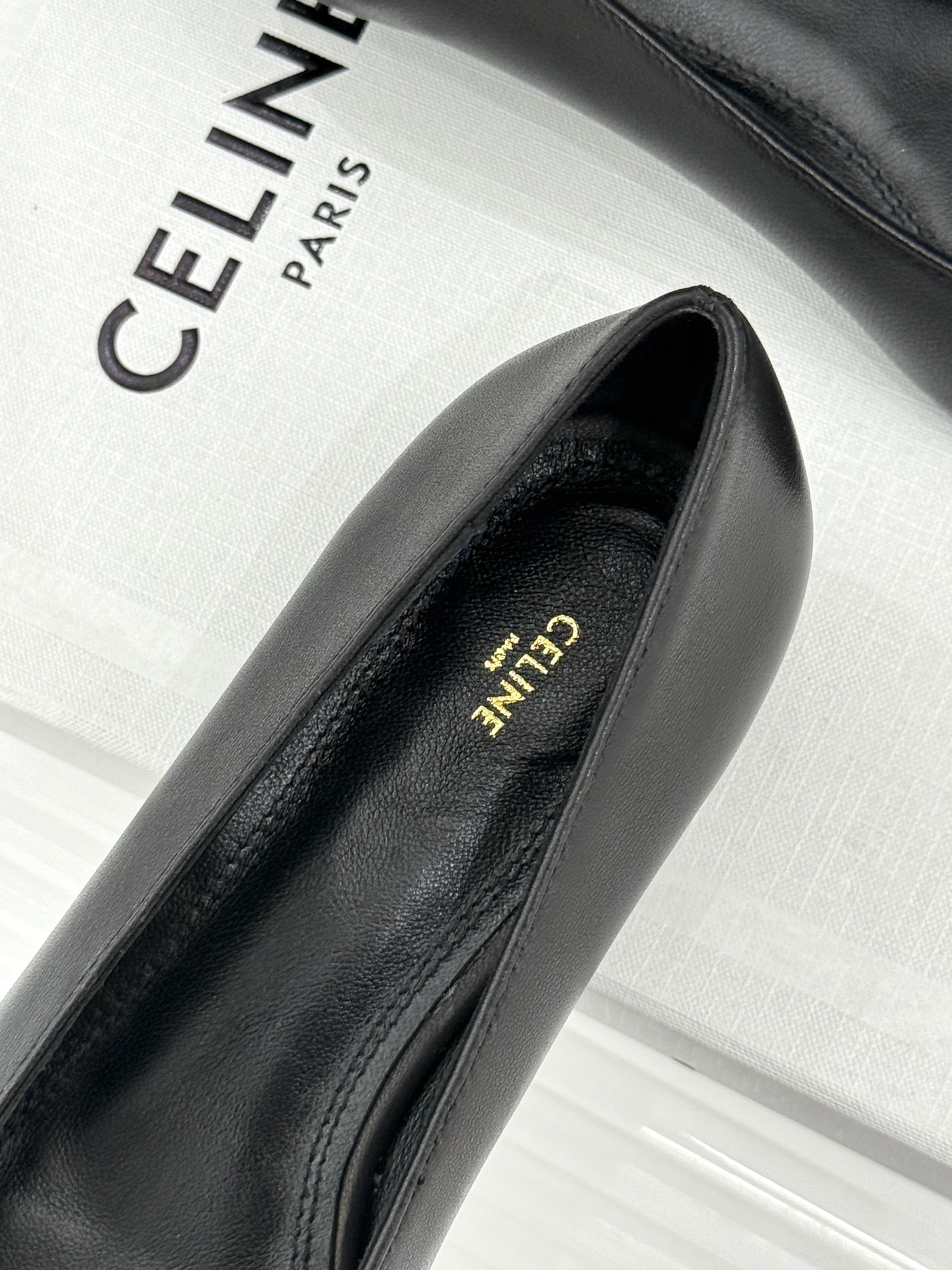 Celine /塞琳26WF早秋新品 极简尖头猫跟单鞋 极简尖头猫跟鞋型 金属凯旋门扣点缀细节 上脚秒显脚型纤瘦 法式清 Celine /塞琳26WF早秋新品 极简尖头猫跟单鞋 极简尖头猫跟鞋型 金属凯旋门扣点缀细节 上脚秒显脚型纤瘦 法式清