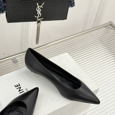 Celine /塞琳26WF早秋新品 极简尖头猫跟单鞋 极简尖头猫跟鞋型 金属凯旋门扣点缀细节 上脚秒显脚型纤瘦 法式清 Celine /塞琳26WF早秋新品 极简尖头猫跟单鞋 极简尖头猫跟鞋型 金属凯旋门扣点缀细节 上脚秒显脚型纤瘦 法式清