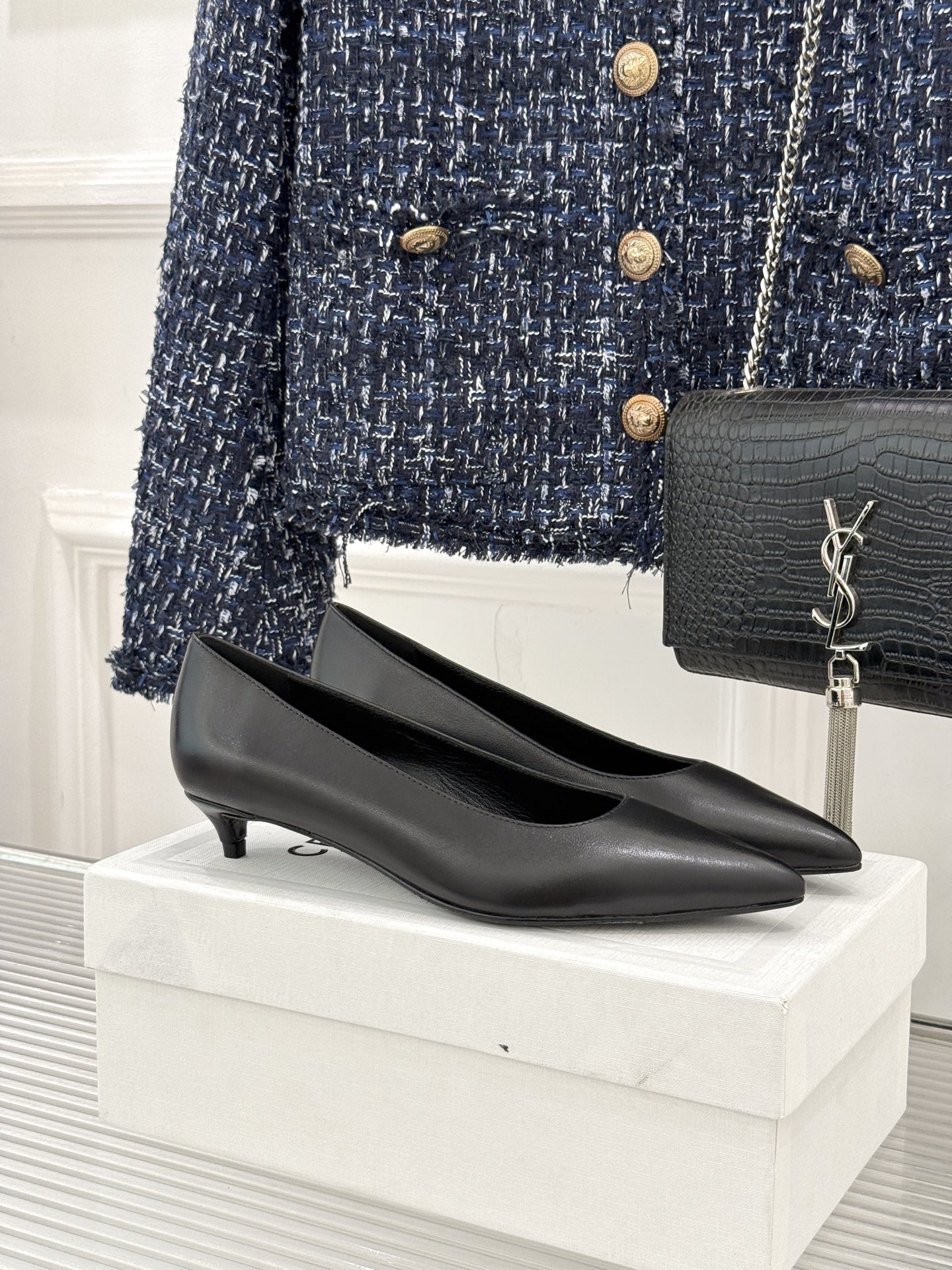 Celine /塞琳26WF早秋新品 极简尖头猫跟单鞋 极简尖头猫跟鞋型 金属凯旋门扣点缀细节 上脚秒显脚型纤瘦 法式清