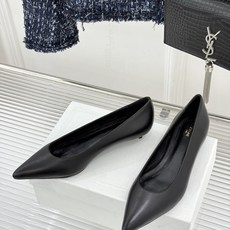 Celine /塞琳26WF早秋新品 极简尖头猫跟单鞋 极简尖头猫跟鞋型 金属凯旋门扣点缀细节 上脚秒显脚型纤瘦 法式清 Celine /塞琳26WF早秋新品 极简尖头猫跟单鞋 极简尖头猫跟鞋型 金属凯旋门扣点缀细节 上脚秒显脚型纤瘦 法式清