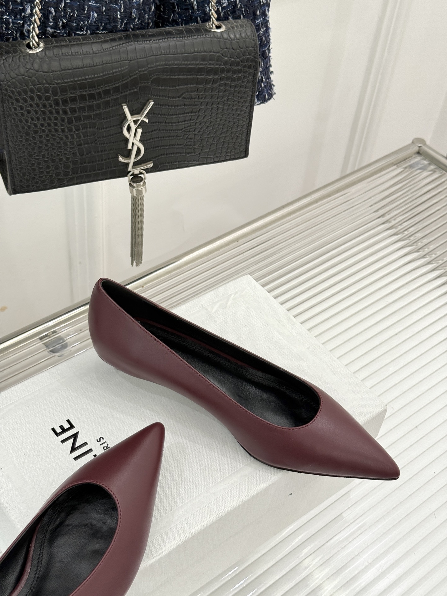 Celine /塞琳26WF早秋新品 极简尖头猫跟单鞋 极简尖头猫跟鞋型 金属凯旋门扣点缀细节 上脚秒显脚型纤瘦 法式清