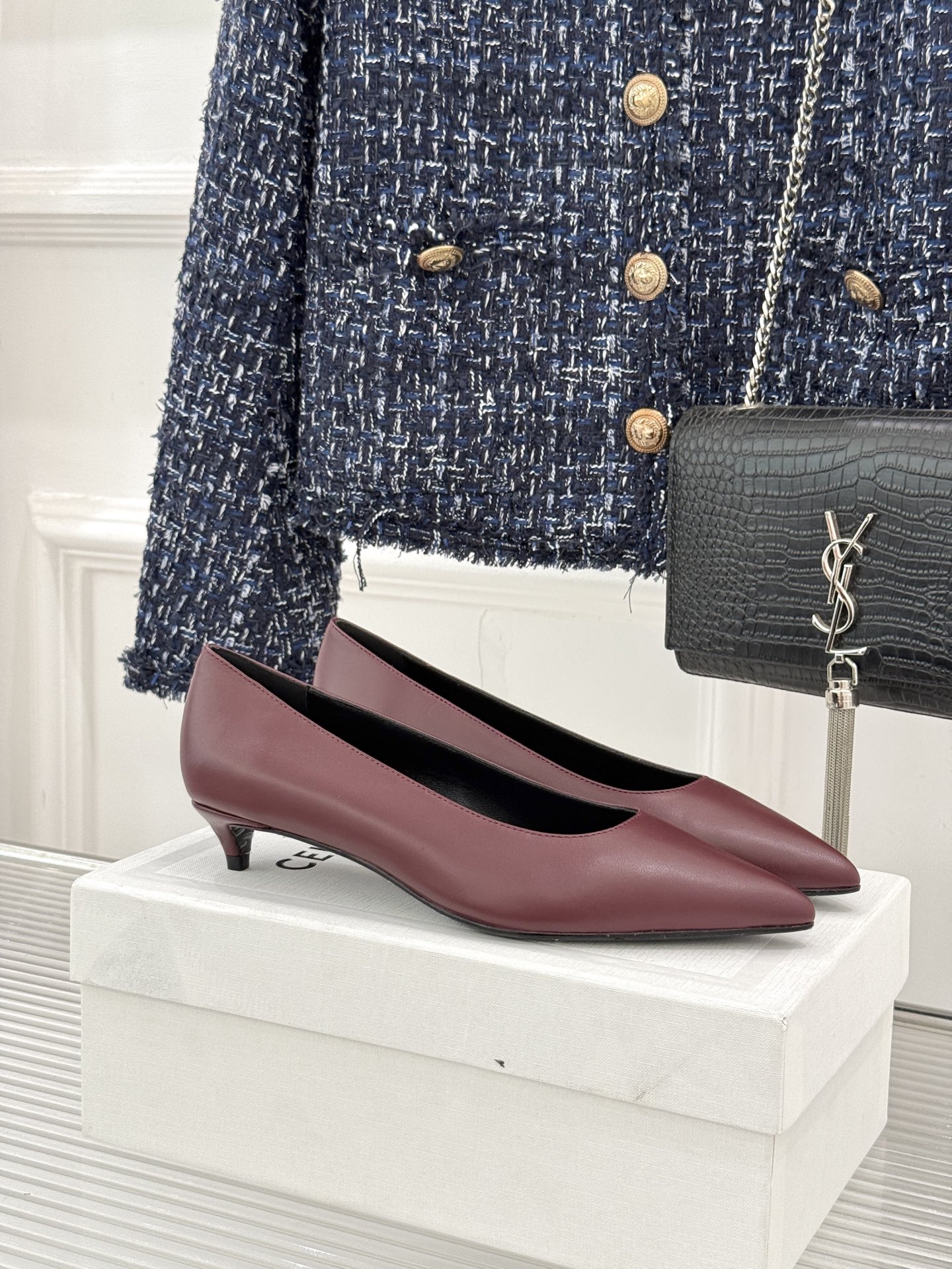 Celine /塞琳26WF早秋新品 极简尖头猫跟单鞋 极简尖头猫跟鞋型 金属凯旋门扣点缀细节 上脚秒显脚型纤瘦 法式清
